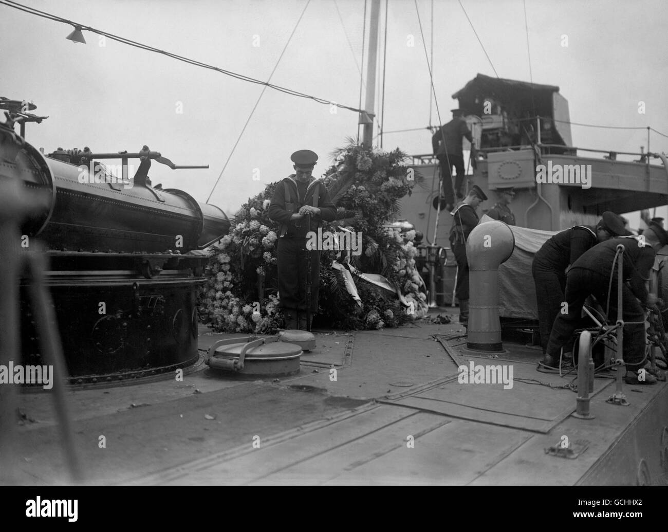 Royal Navy Bluejacks guardia la bara del guerriero sconosciuto A bordo dell'HMS Verdun prima di essere portato all'Abbazia di Westminster Per sepoltura Foto Stock