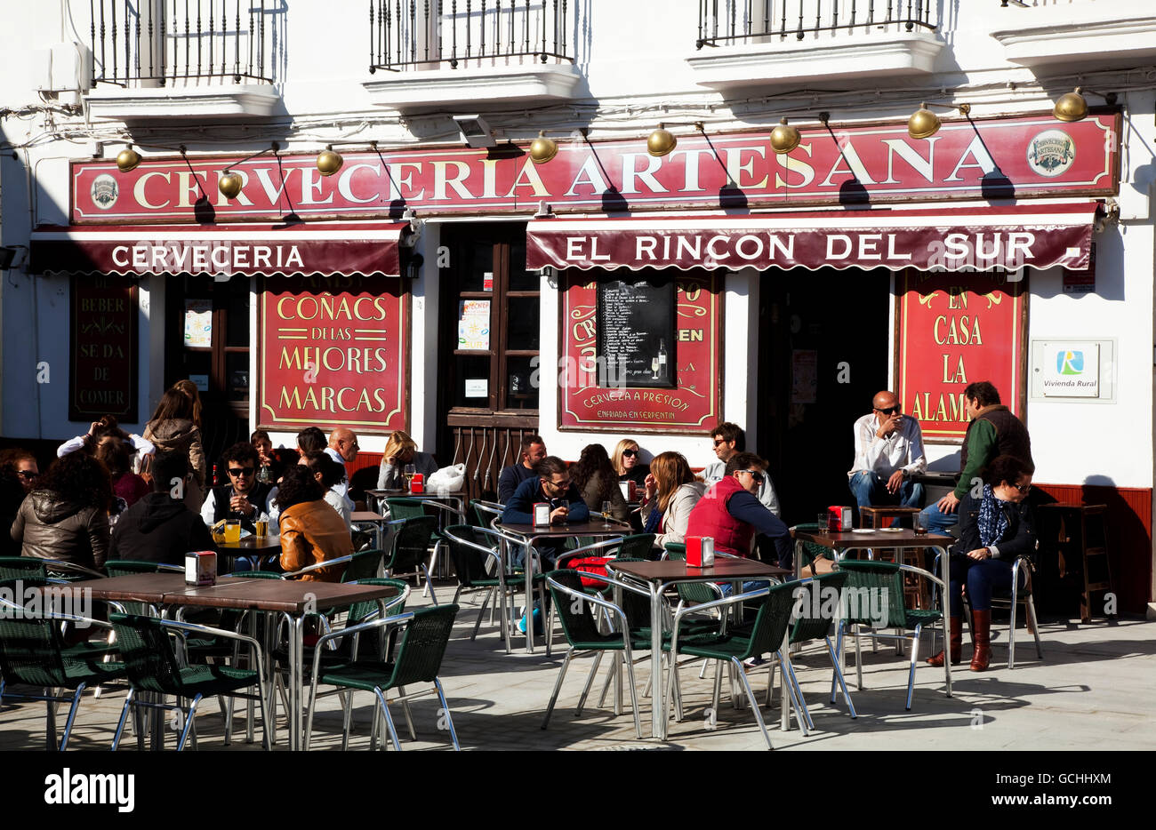 I clienti della seduta in un ristorante esterno patio; Medina Sidonia de la Frontera, Andalusia, Spagna Foto Stock