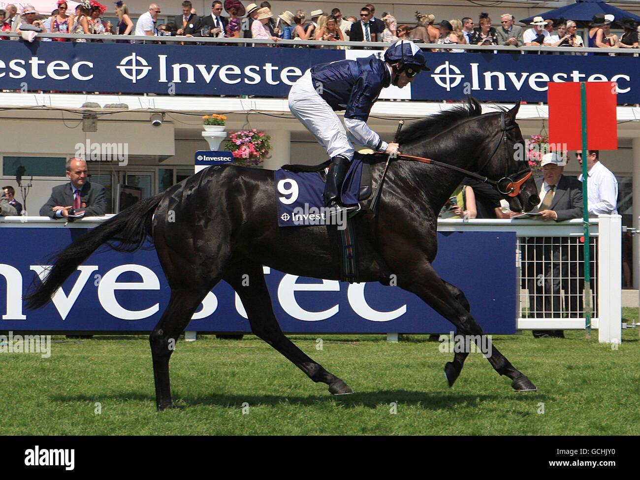 Corse di cavalli - Investec Derby Festival - Ladies Day - Ippodromo di Epsom. Gaily Noble indovinato da Jim Crowley che andrà a postare per l'Investec Mile durante il Ladies Day, all'ippodromo di Epsom Foto Stock