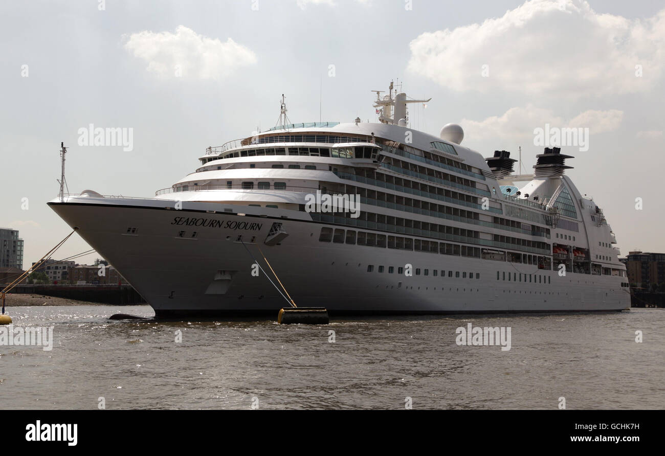 Nave da crociera di lusso Seabourn Sojourn prima della cerimonia di denominazione, sul Tamigi a Londra. Foto Stock