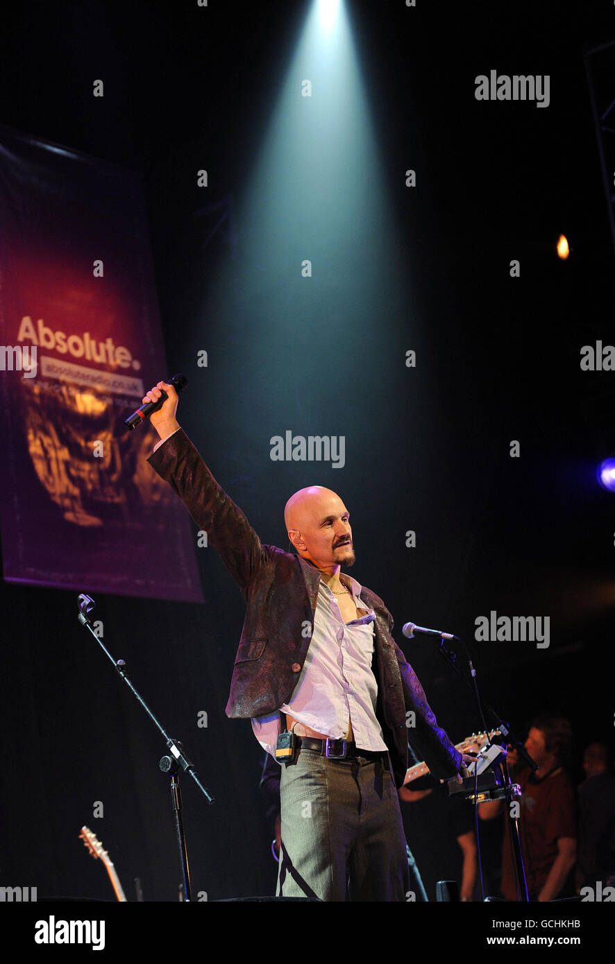Tim Booth di James sul palco dell'Absolute radio South Africa Send Off Party, al Lyric Theatre nel centro di Londra. Foto Stock