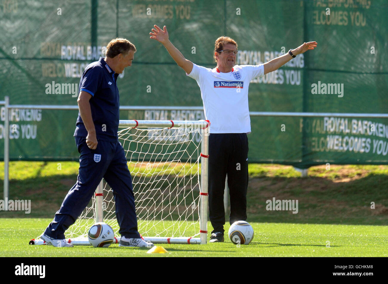 Il manager inglese Fabio Capello (a destra) durante una sessione di allenamento al Royal Bafokeng Sports Complex di Rustenburg, Sudafrica. Foto Stock