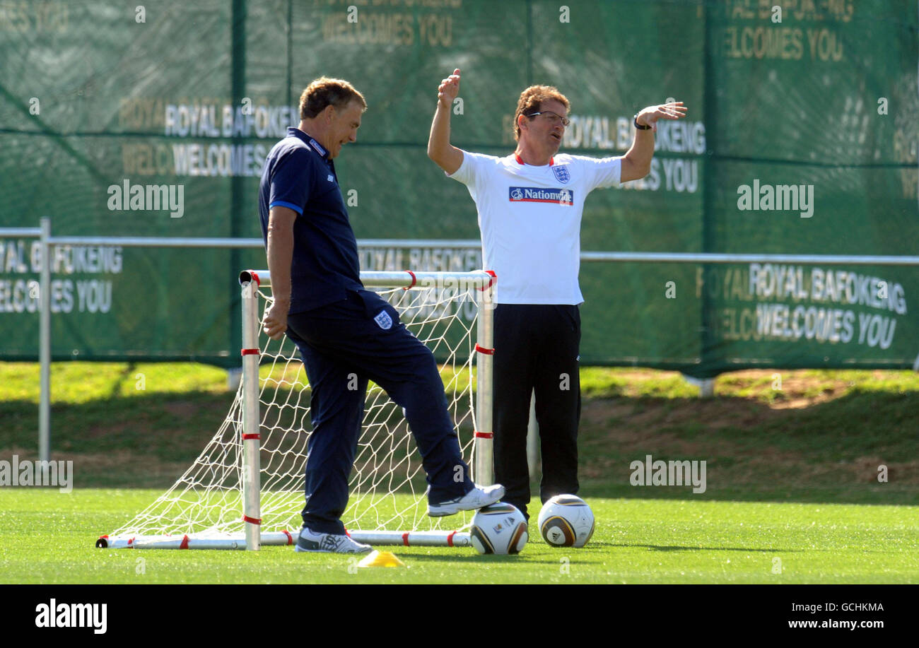 Il manager inglese Fabio Capello (a destra) con il coach Italo Galbiati durante una sessione di allenamento al Royal Bafokeng Sports Complex, Rustenburg, Sudafrica. Foto Stock