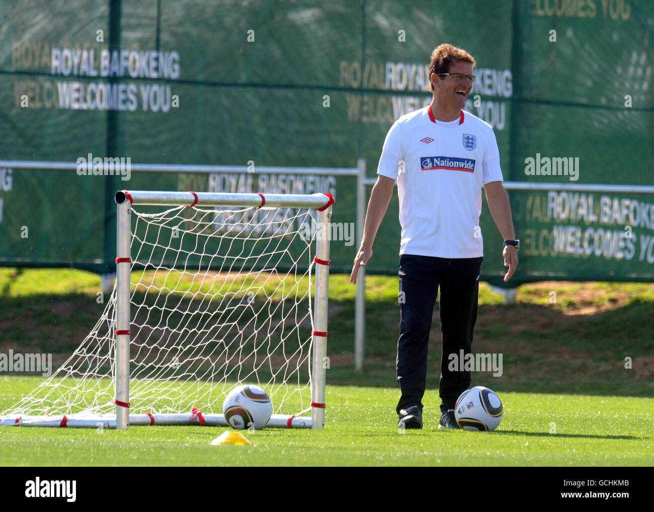 Il manager inglese Fabio Capello durante una sessione di allenamento al Royal Bafokeng Sports Complex di Rustenburg, Sudafrica. Foto Stock