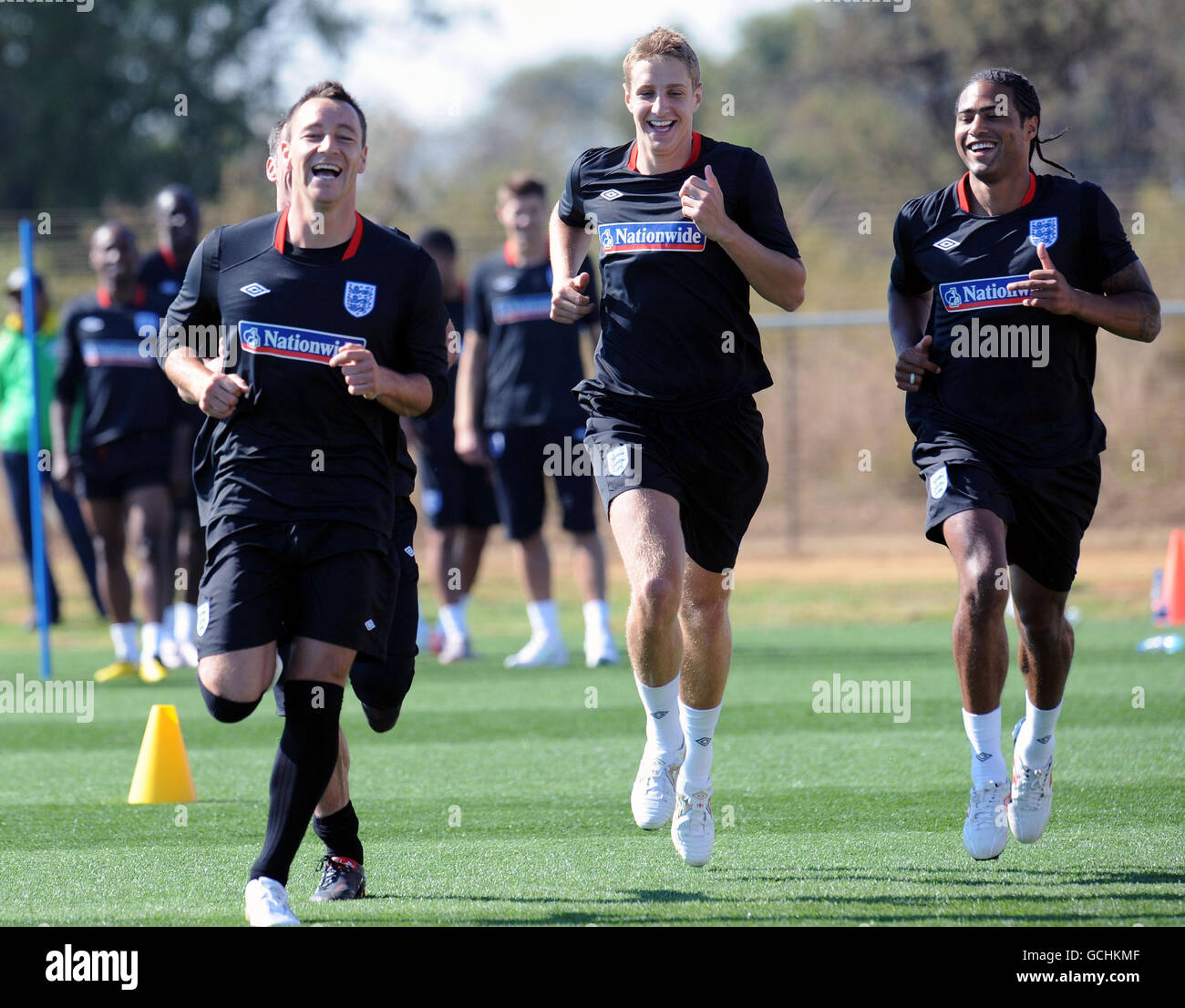 Inghilterra John Terry (a sinistra) con Michael Dawson e Glen Johnson (a destra) durante una sessione di allenamento al Royal Bafokeng Sports Complex, Rustenburg, Sudafrica. Foto Stock