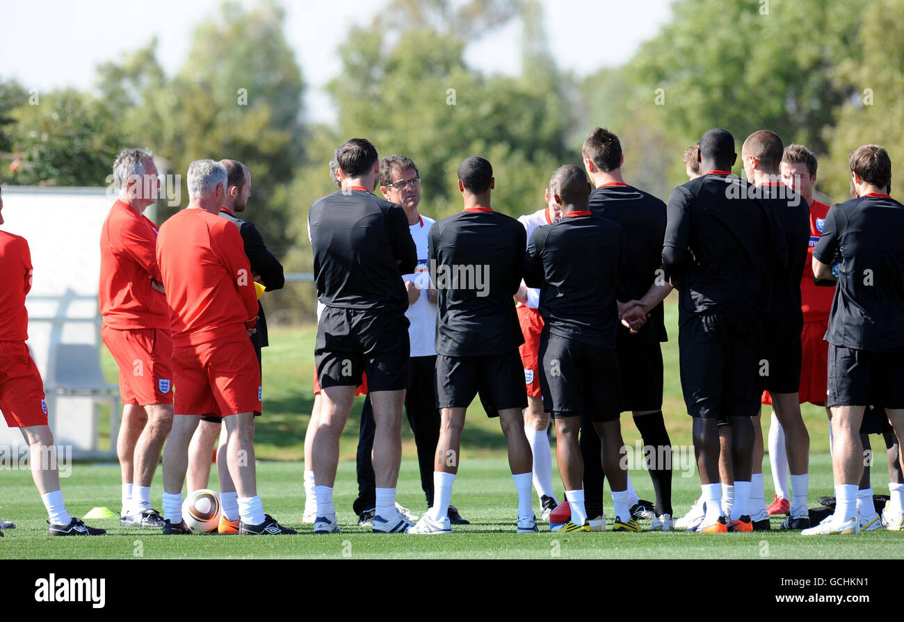 Il manager inglese Fabio Capello (centro) parla con i suoi giocatori durante una sessione di allenamento al Royal Bafokeng Sports Complex, Rustenburg, Sudafrica. Foto Stock