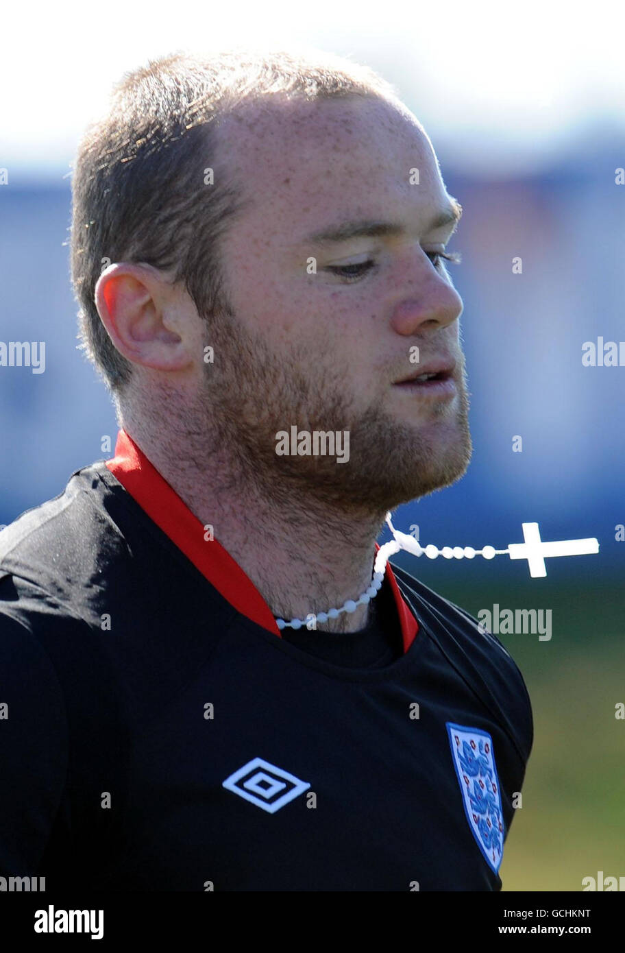 Wayne Rooney in Inghilterra indossa una croce sulla sua collana durante una sessione di allenamento al Royal Bafokeng Sports Complex, Rustenburg, Sudafrica. Foto Stock