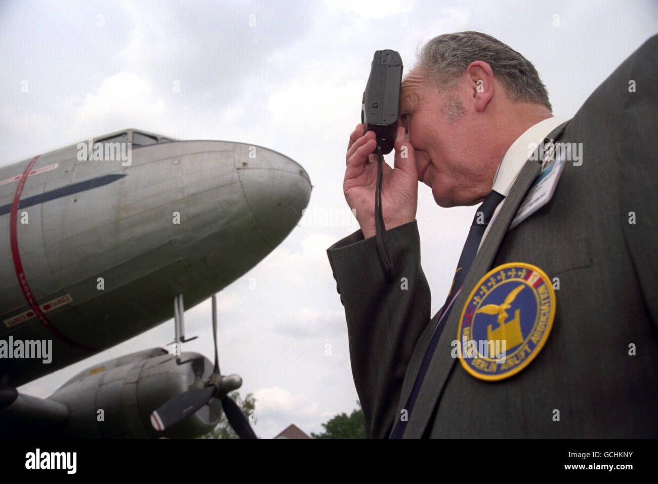 REV. PETER FURNESS DELLA BRITISH AIRLIFT ASSOCIATION FOTOGRAFA UN DAKOTA CHE HA PRESO PARTE AL PONTE AEREO DI BERLINO 50 ANNI FA, IN UN SERVIZIO A BERLINO. Foto Stock