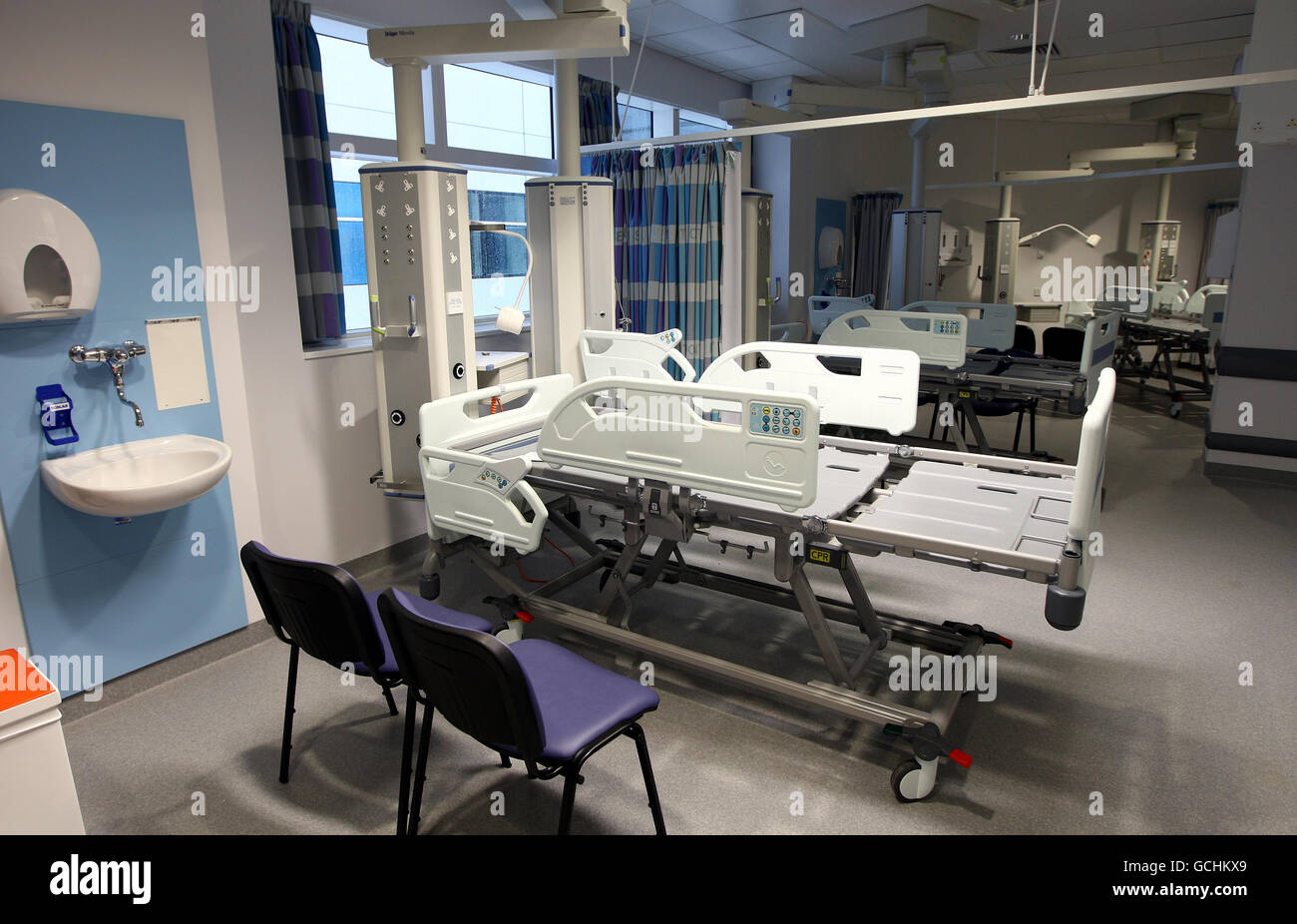 Un reparto di assistenza intensiva presso il nuovo Queen Elizabeth Hospital di Birmingham, l'ospedale sarà un centro nazionale e regionale di eccellenza per diverse specialità, nonché l'ospedale ricevente per tutte le vittime militari britanniche. Foto Stock