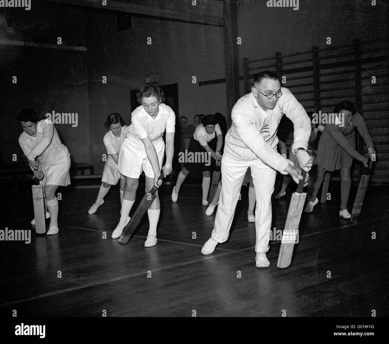 MR Crabtree pioniere del coaching di massa insegna alle ragazze il corsa in avanti Foto Stock