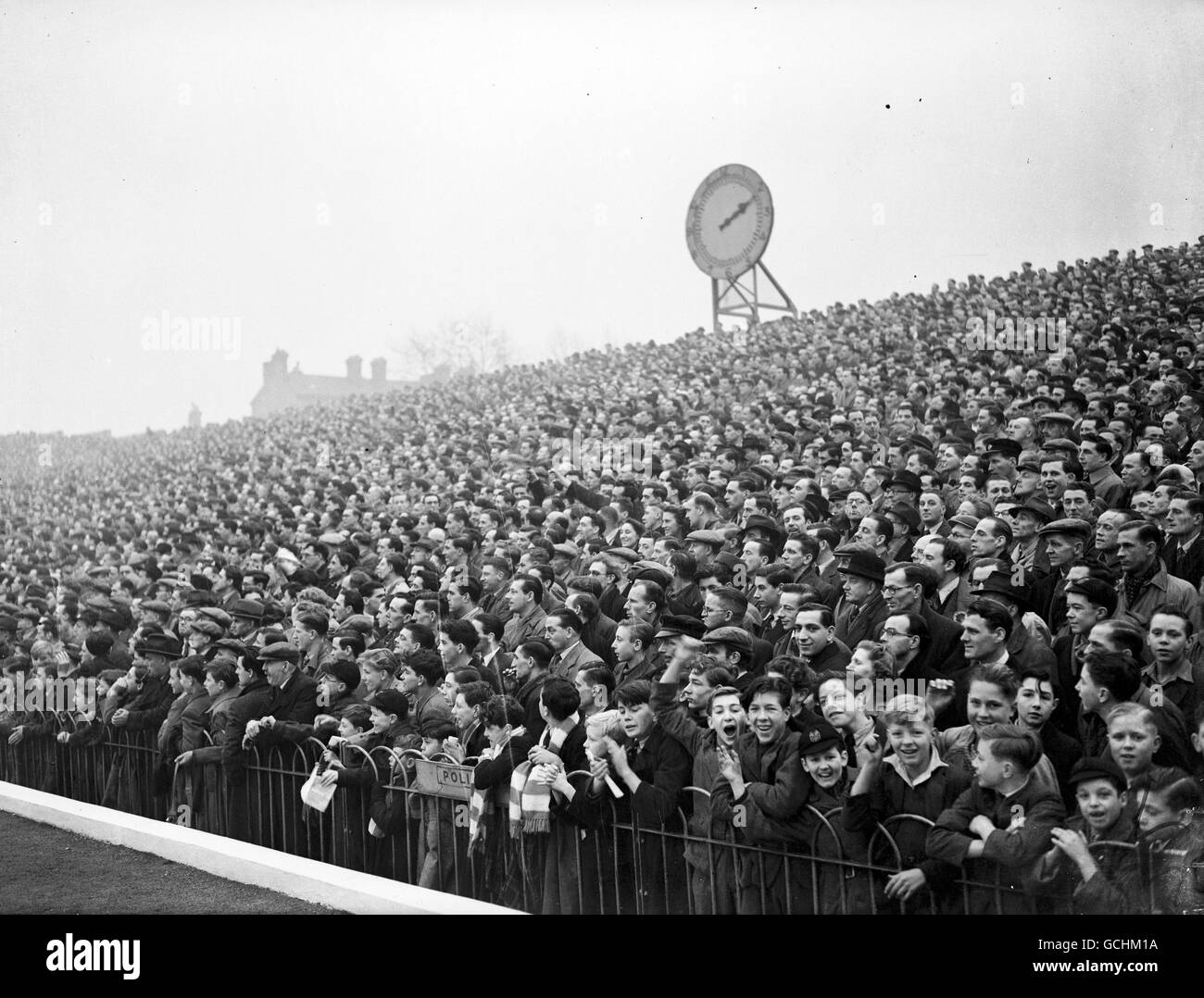Calcio - fa Cup - terzo turno - Arsenal v Sheffield Mercoledì - Highbury. Gli spettatori che si divertono con la partita Foto Stock