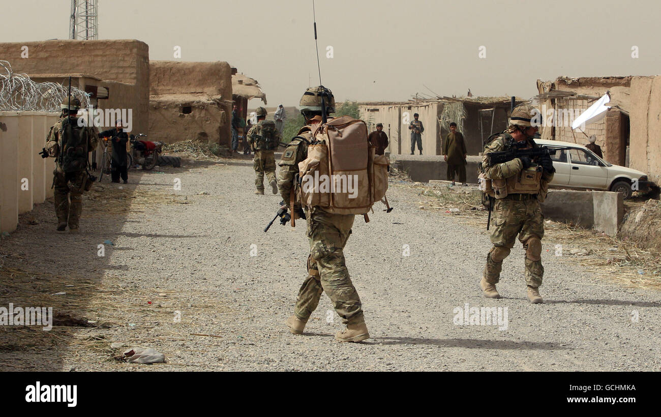 Foto del 27/05/2010 di soldati britannici in pattuglia nel distretto di Nad-e Ali della provincia di Helmand, Afghanistan, dove un soldato britannico è stato ucciso oggi in una battaglia di armi. Foto Stock