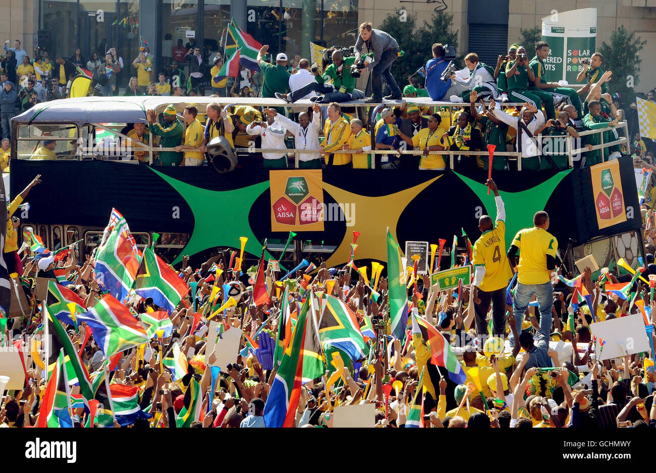 Migliaia di tifosi guardano la squadra sudafricana (soprannominata Bafana Bafana) viaggiare su un autobus attraverso il centro di Sandton a Johannesburg in vista del torneo della Coppa del mondo che inizia in Sud Africa venerdì. Foto Stock