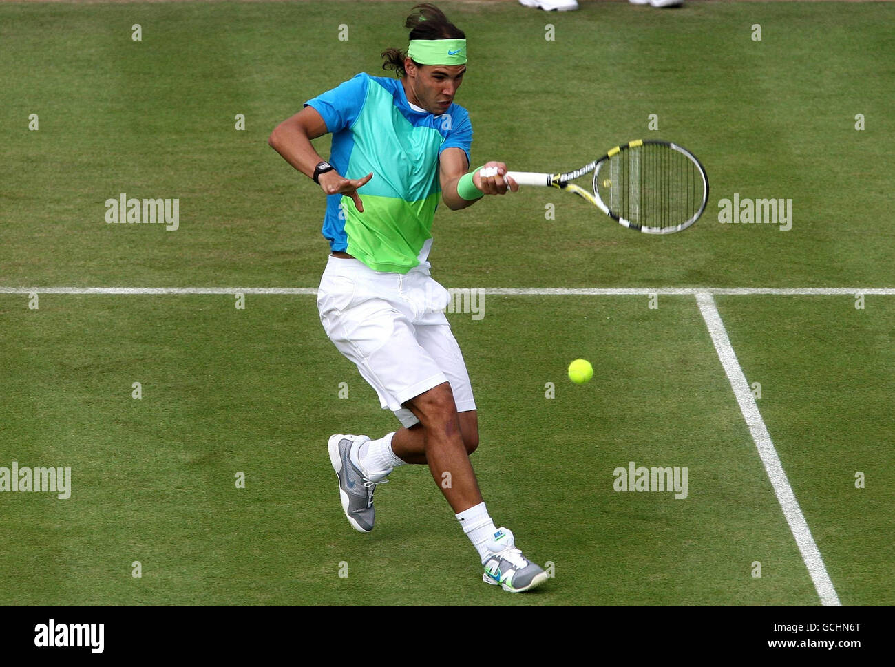 Il spagnolo Rafael Nadal in azione durante i Campionati AEGON al Queen's Club di Londra. Foto Stock