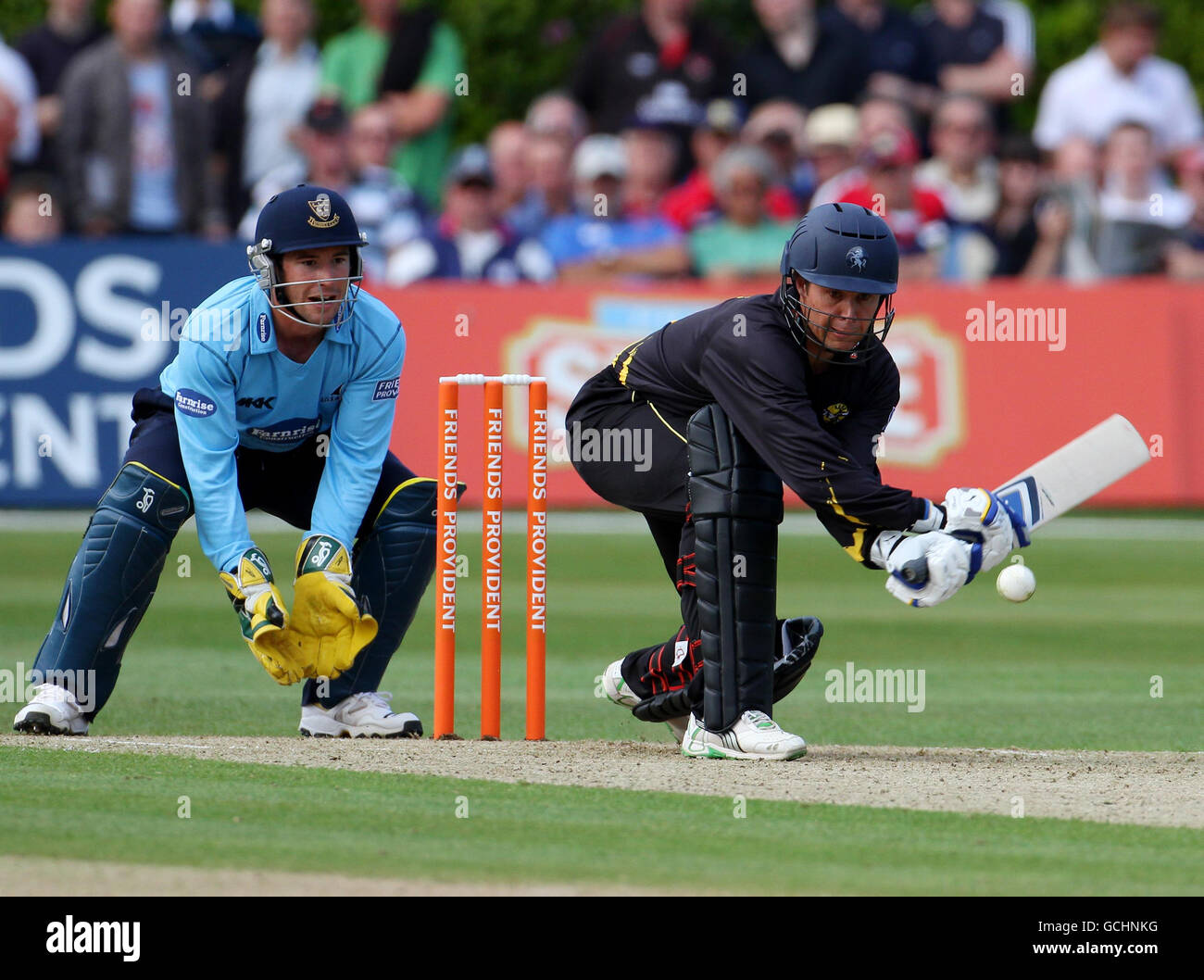 Geraint Jones di Kent in azione guardato da Andy Hodd, il guardiano del wicket Sussex, durante la partita T20 di Friends Provident al Nevill Ground, Royal Tunbridge Wells. Foto Stock