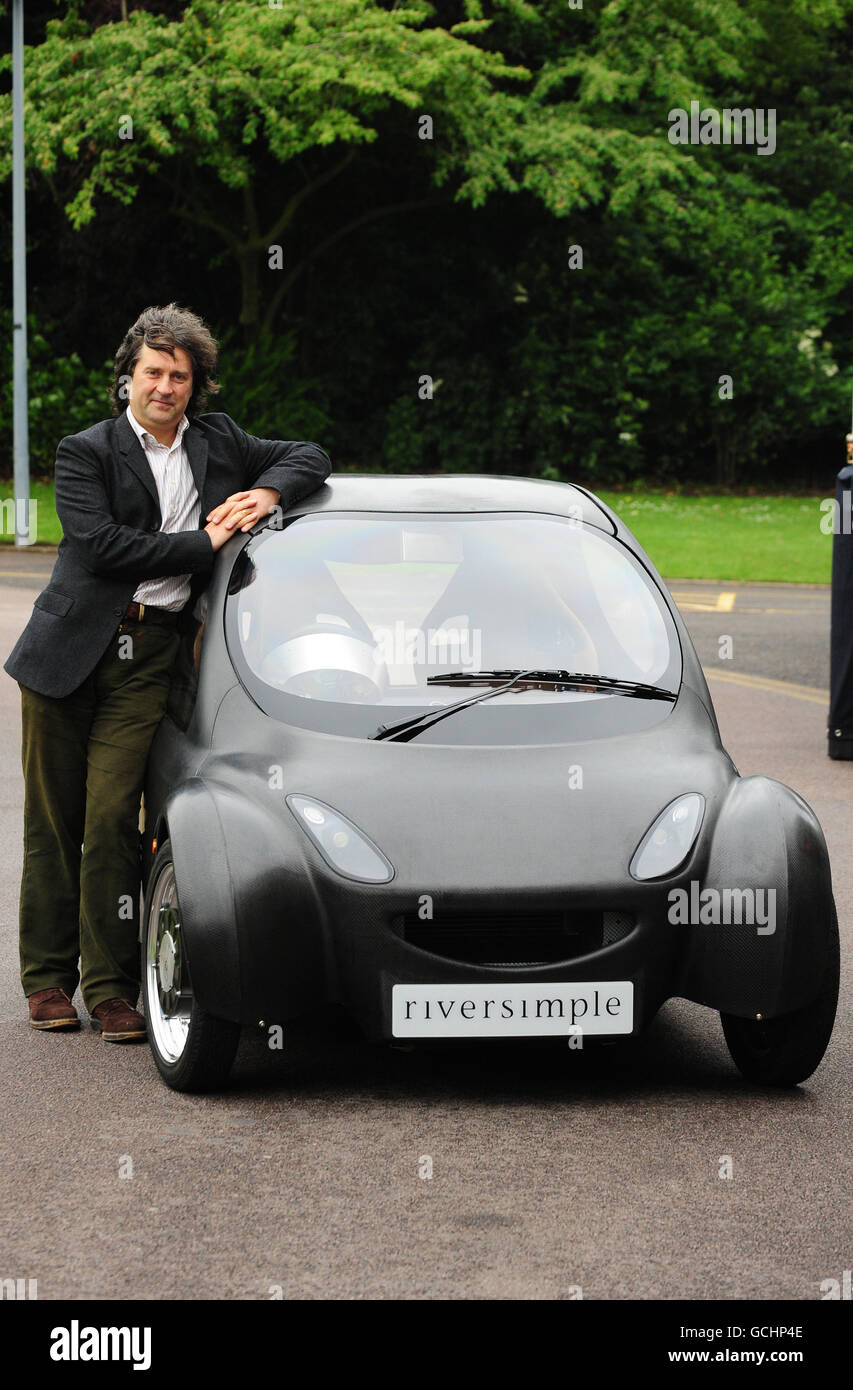 Inventore Hugo Spowers con un prototipo della Riversemplici idrogeno cella a combustibile auto a De Montfort Hall a Leicester. Foto Stock