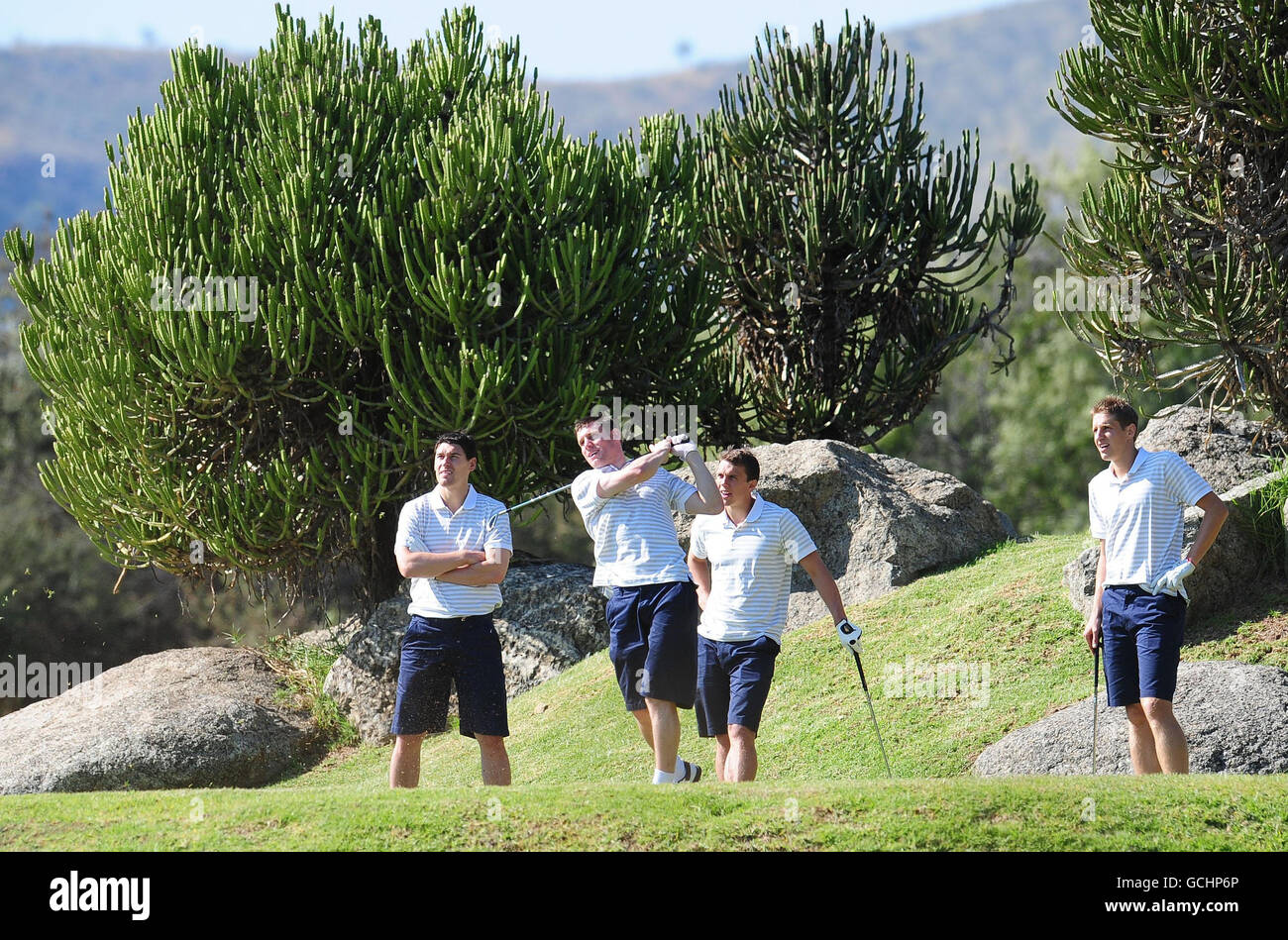 Calcio - Coppa del mondo FIFA Sud Africa 2010 - Inghilterra Team al Lost City Golf Course - Sun City. James Milner (centro) d'Inghilterra si presenta con i compagni di squadra al Lost City Golf Course di Sun City, Sudafrica. Foto Stock