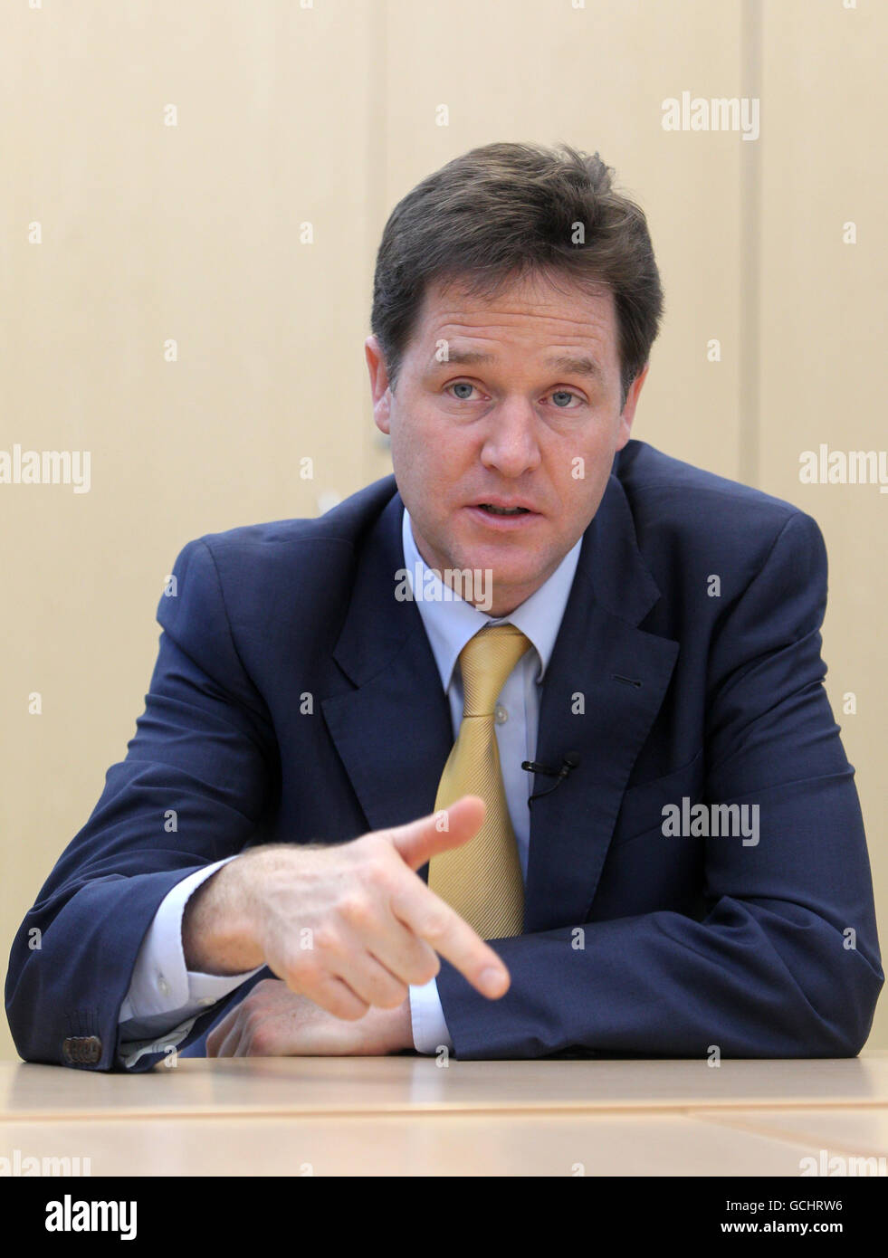 Il Vice primo Ministro Nick Clegg annuncia la formazione della Task Force ministeriale per l'Infanzia e le famiglie durante una visita al Crawford Children's Center di Londra. Foto Stock