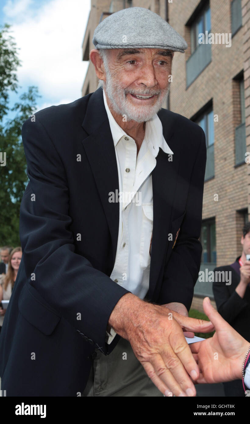 Sir Sean Connery torna nella strada dove è nato a Fountainbridge, Edimburgo, 80 anni fa per incontrare le organizzazioni coinvolte nella sua rigenerazione. Foto Stock