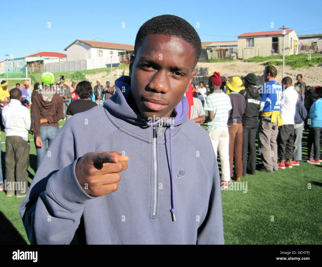 Tinchy Stryder durante una visita al Football for Hope Center di Khayaletisha, dove 100 bambini locali stanno partecipando a un programma di vacanze. Foto Stock