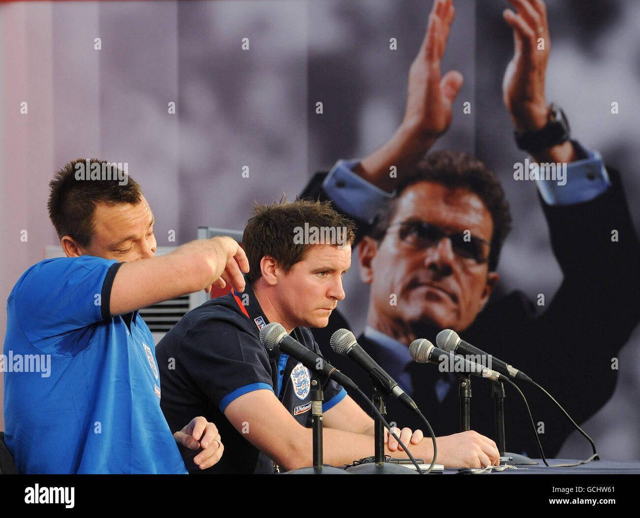 Calcio - Coppa del mondo FIFA Sud Africa 2010 - Gruppo C - Inghilterra / Slovenia - Inghilterra Conferenza stampa - giorno uno - Royal Bafoken.... John Terry (a sinistra) in Inghilterra durante una conferenza stampa al Royal Bafokeng Sports Complex, Rustenburg, Sudafrica. Foto Stock