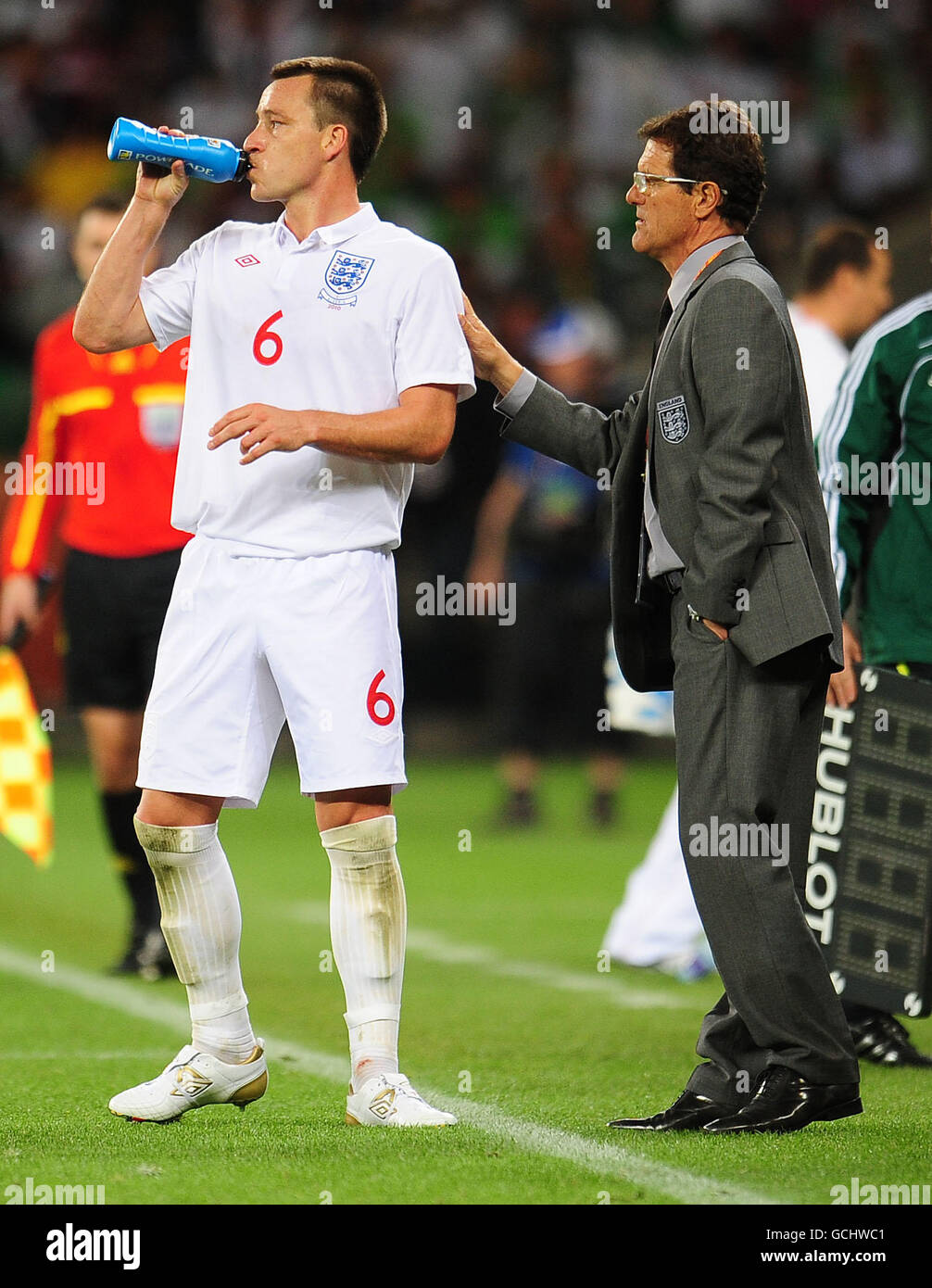 Il manager inglese Fabio Capello parla con John Terry durante la partita della Coppa del mondo FIFA Sud Africa, Gruppo C del 2010 al Green Point Stadium di Città del Capo, Sudafrica. Foto Stock