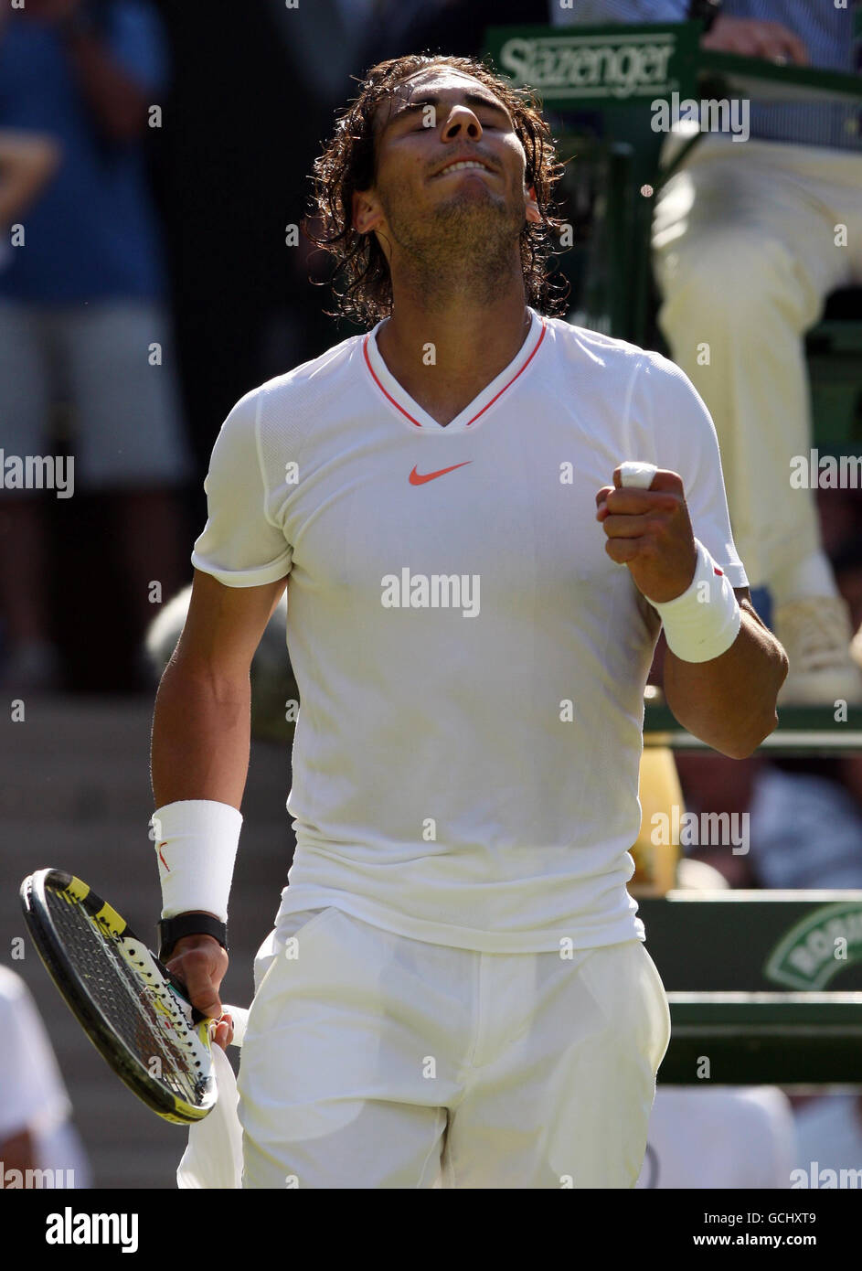 Il spagnolo Rafael Nadal celebra la sua vittoria sul giapponese Kei Nishikori durante il secondo giorno dei Campionati Wimbledon 2010 all'All England Lawn Tennis Club di Wimbledon. Foto Stock