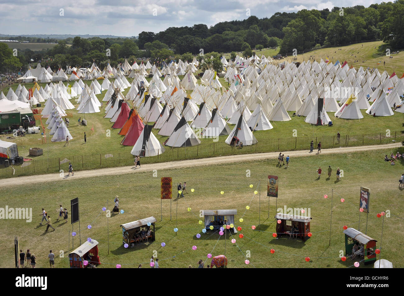 Una visione generale del campo di teepee il giorno in cui la musica inizia al Festival di Glastonbury 2010, il 40° anniversario dell'evento, presso Worthy Farm, Pilton, Somerset. Foto Stock