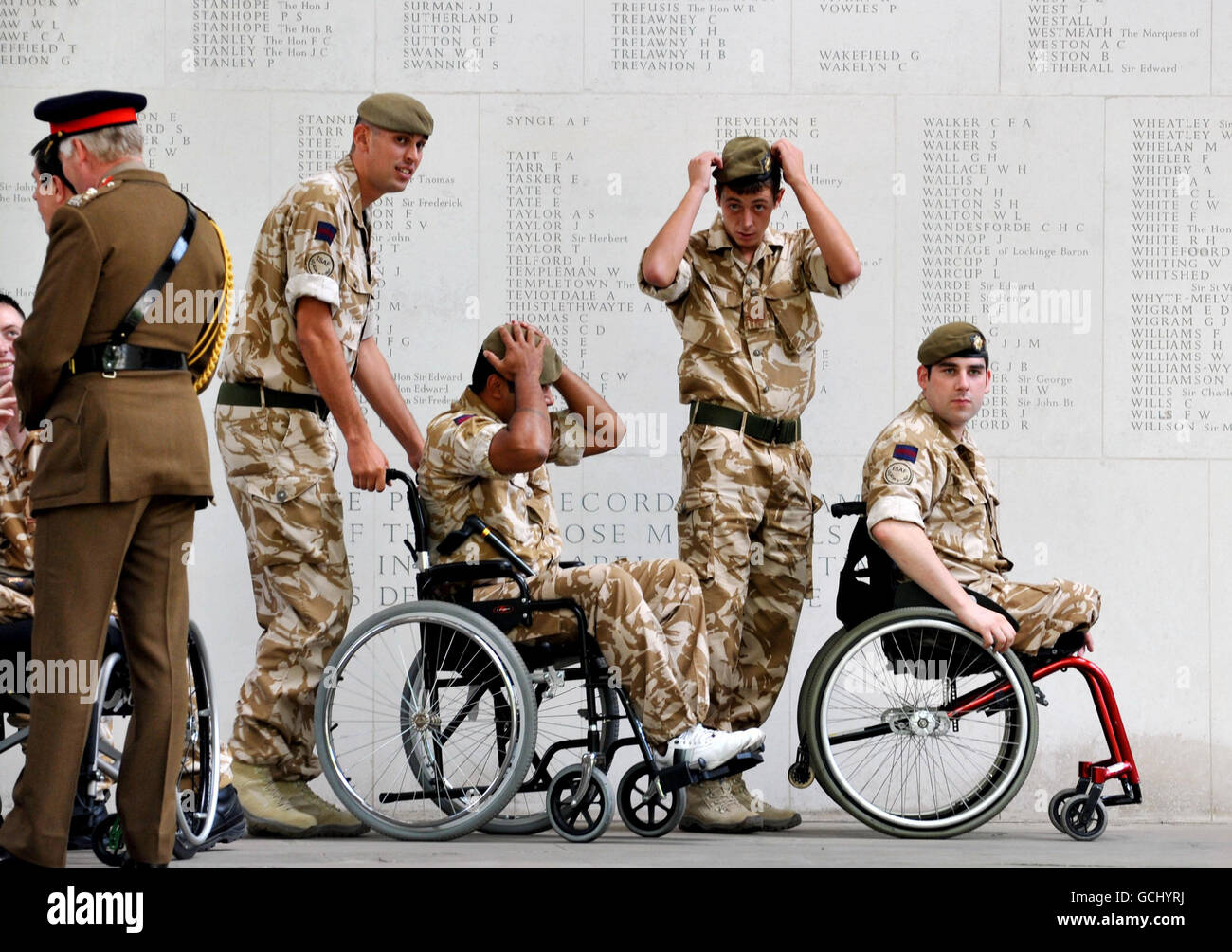 I soldati delle guardie del Coldstream lasciano un servizio commemorativo alla Cappella delle Guardie, Wellington Barracks prima della sfilata che arriva oggi a casa. Foto Stock