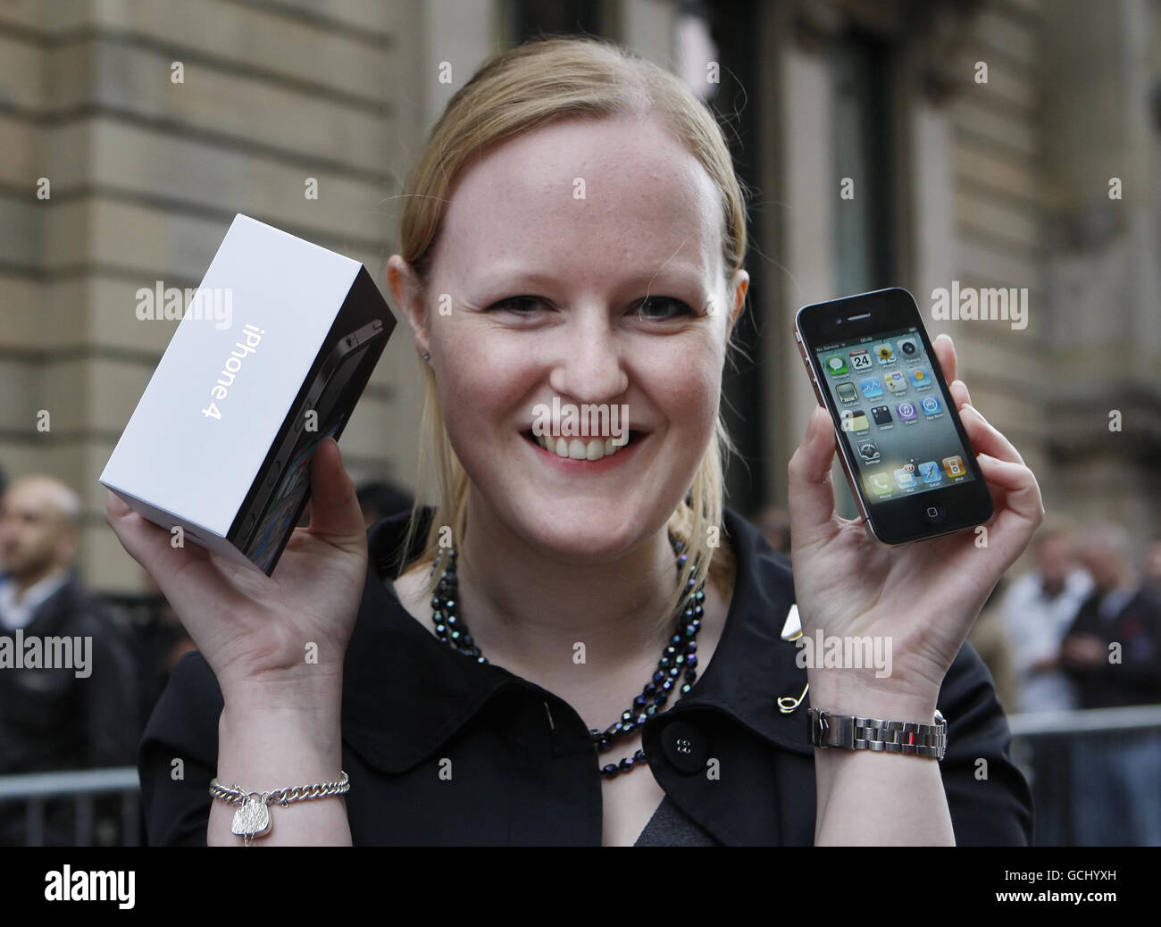 Jan Taylor tiene il suo nuovo iPhone fuori dall'Apple Store su Buchanan Street a Glasgow, mentre l'iPhone 4 va in vendita in tutto il Regno Unito. Foto Stock