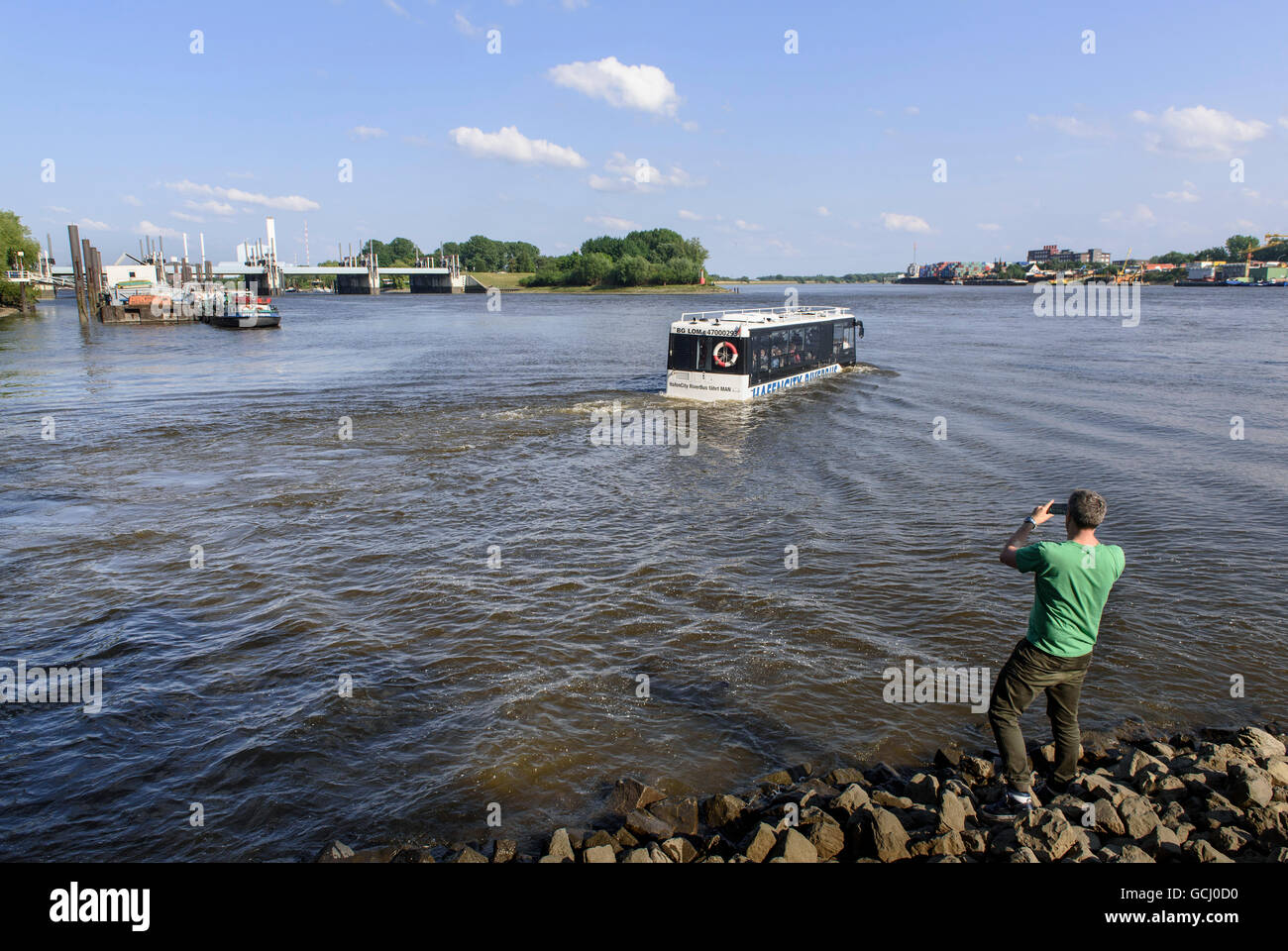 Hafencity Riverbus entra doganale Entenwerder porta per porta guida tour in Rothenburgssort, Amburgo, Germania Foto Stock