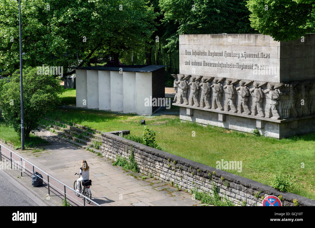 Memoriale di guerra a Dammtordamm, costruito 1936, da Richard Kuöhl e traditori monumento costruito 2015 da Volker Lang, Amburgo, Germania Foto Stock