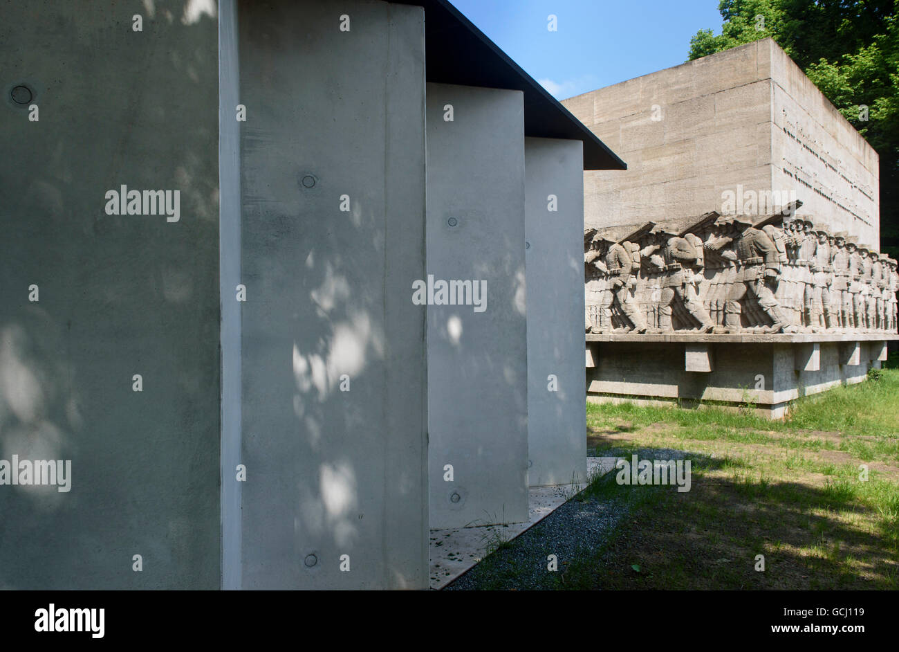 Memoriale di guerra a Dammtordamm, costruito 1936, da Richard Kuöhl e traditori monumento costruito 2015 da Volker Lang, Amburgo, Germania Foto Stock