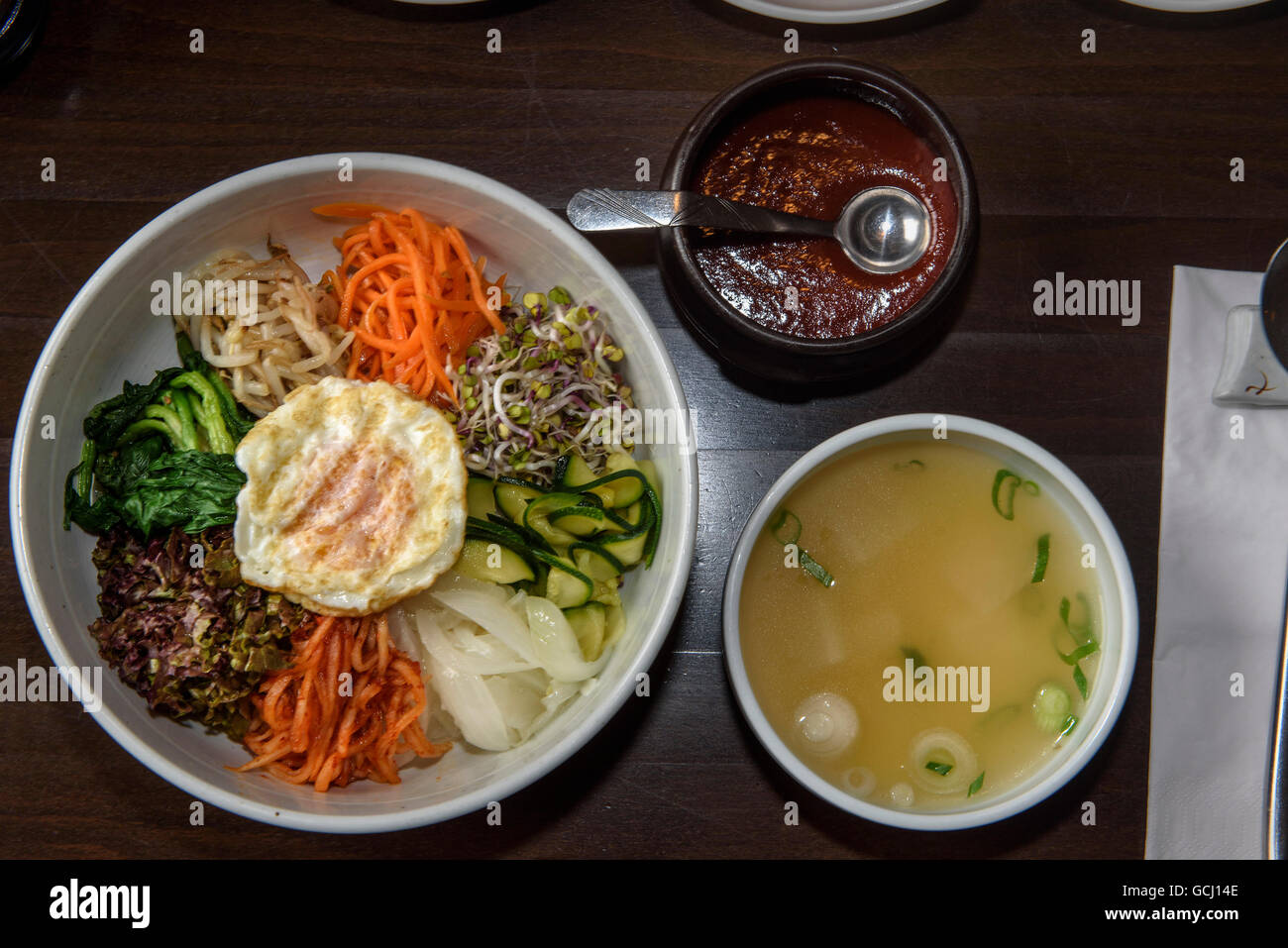 Bibimbab-riso e piatto di verdure, il ristorante Coreano Han Mi, Rentzelstr. 36, Amburgo, Germania Foto Stock