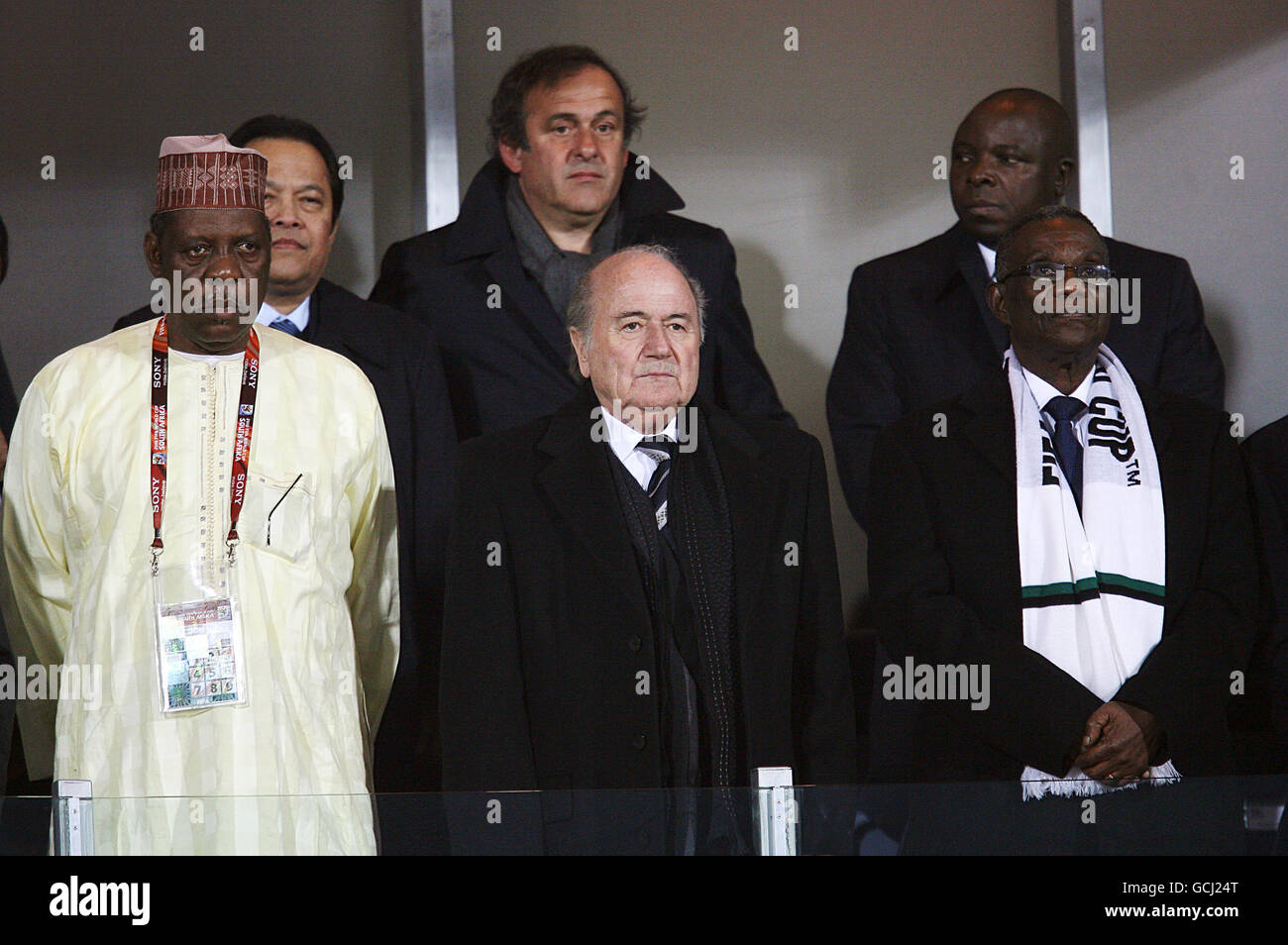 Calcio - Coppa del mondo FIFA Sud Africa 2010 - Round of 16 - USA / Ghana - Royal Bafokeng Stadium. Il presidente della FIFA Joseph Blatter (al centro) è in piedi con il presidente della CAF Issa Hayatou (l) Foto Stock