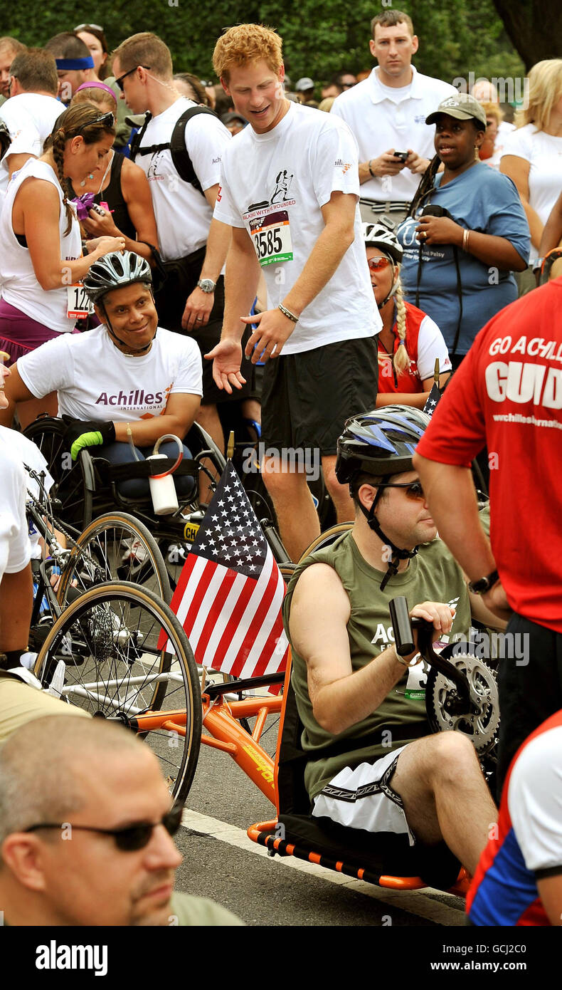 Il principe Harry con i corridori della sedia a rotelle prima di un'operazione di carità corre attraverso Central Park, a New York City USA, questa mattina. Foto Stock