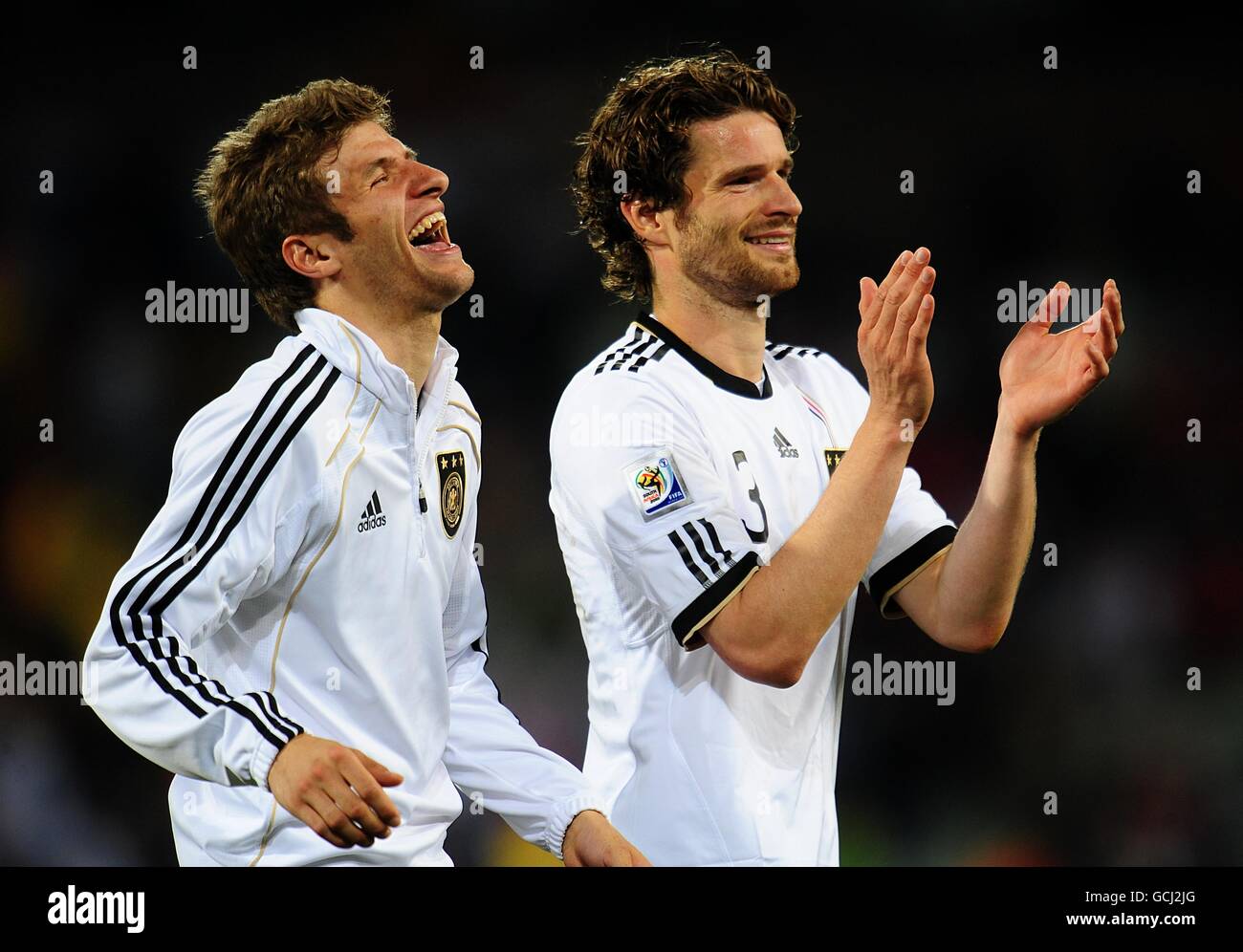 Calcio - Coppa del mondo FIFA Sud Africa 2010 - Round of 16 - Germania / Inghilterra - Stadio di Stato libero. Arne Friedrich (a destra) e Thomas Muller festeggiano dopo il fischio finale Foto Stock