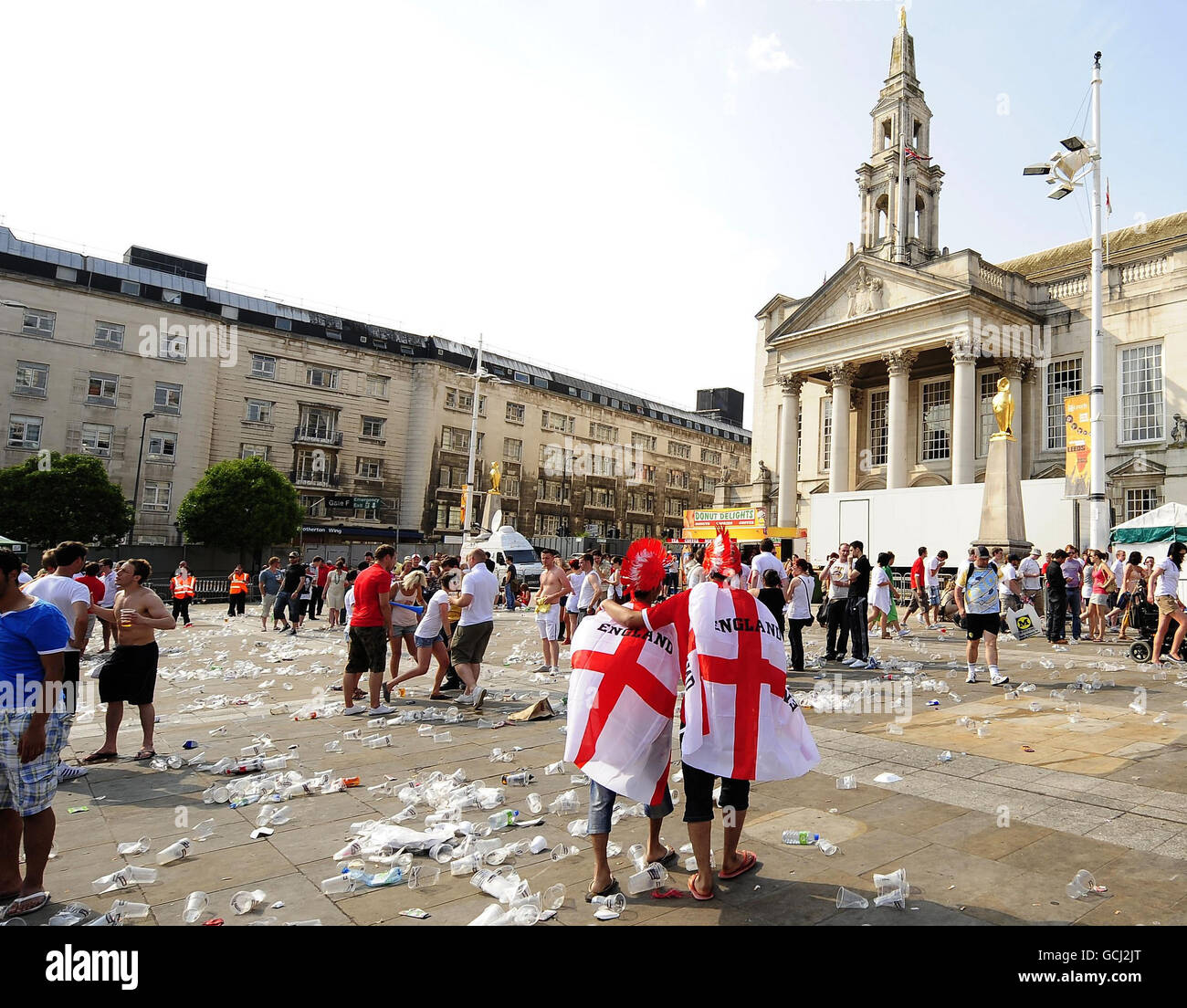 I tifosi inglesi lasciano Millennium Square a Leeds dopo il fischio finale, mentre l'Inghilterra è stata annientata dalla Germania dalla Coppa del mondo. Foto Stock
