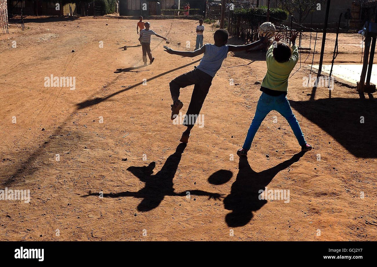 Calcio 2010 FIFA World Cup Sudafrica Daily Life Parys. I bambini giocano a calcio nella città di Parys in Free state, Sudafrica. Foto Stock