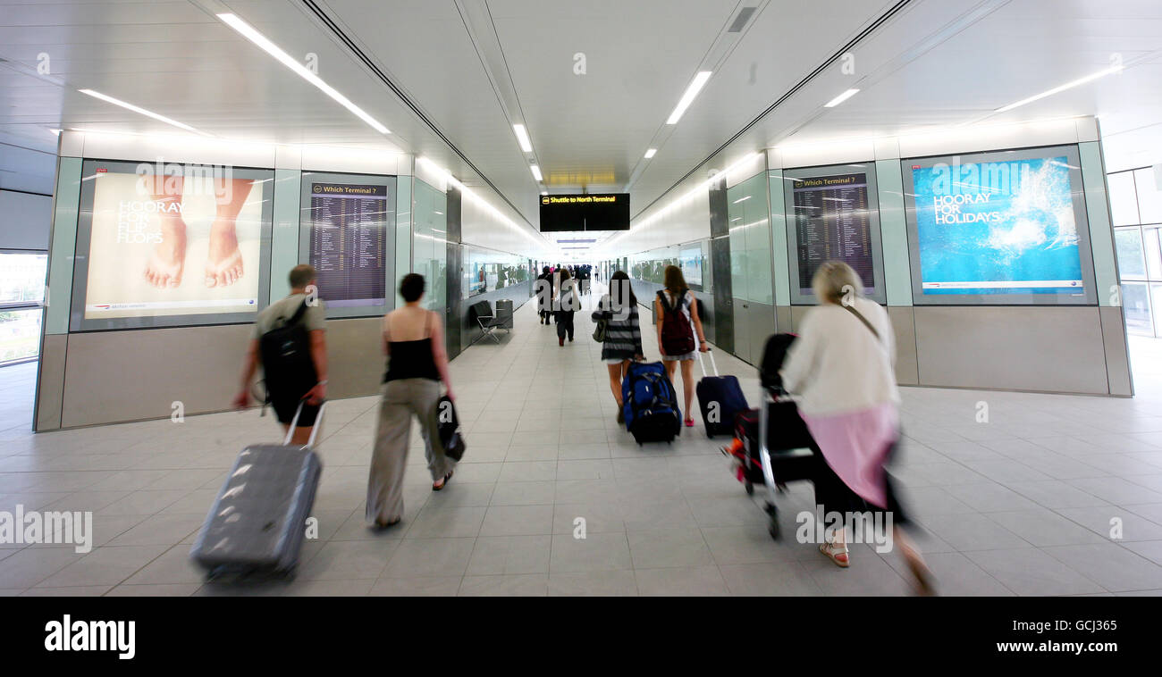 Una vista generale dei passeggeri aerei che camminano attraverso la nuova stazione del terminal sud del treno di transito interterminal della navetta di Gatwick all'Aeroporto di Gatwick in West Sussex. Foto Stock