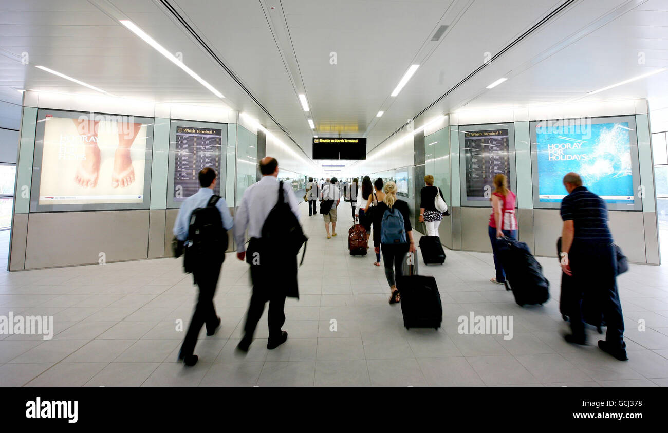 Una vista generale dei passeggeri aerei che camminano attraverso la nuova stazione del terminal sud del treno di transito interterminal della navetta di Gatwick all'Aeroporto di Gatwick in West Sussex. Foto Stock