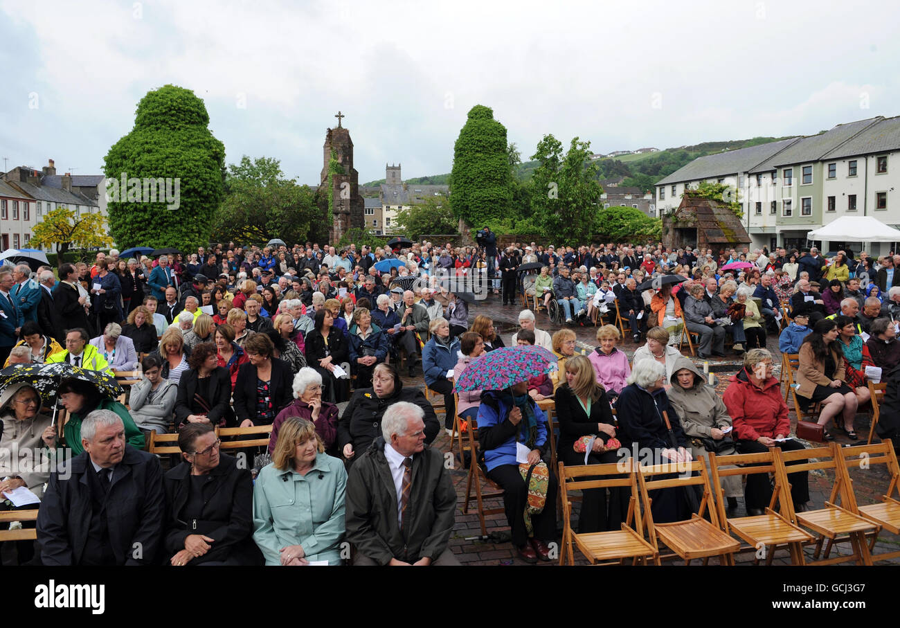 La gente si riunisce a Whitehaven per un servizio per ricordare le vittime del rampage delle armi in Cumbria. Foto Stock