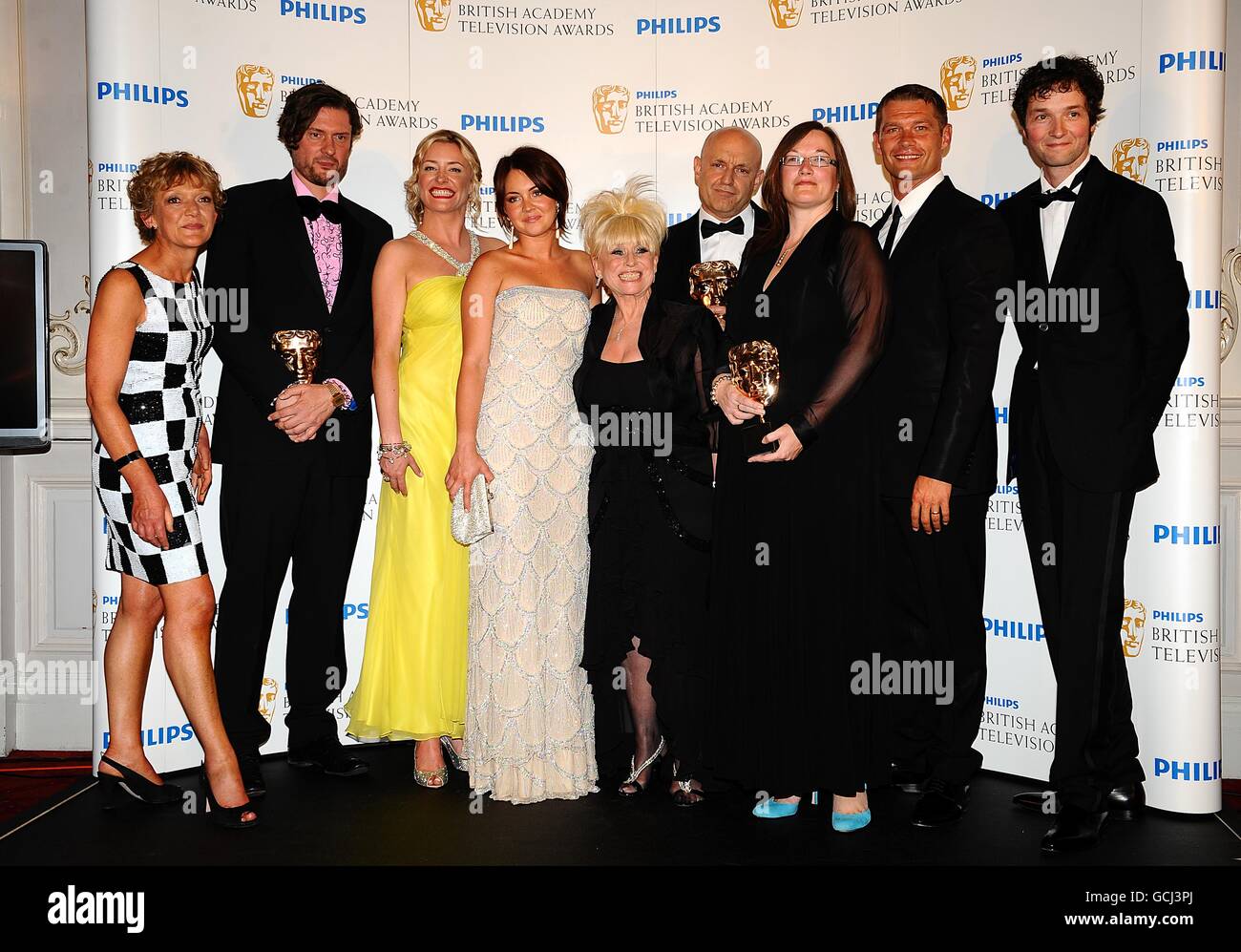 (Da sinistra a destra) Gilian Wright, Chris Addison, Laurie Brett, Lacey Turner, Barbara Windsor, Simon Ashdown, Lorrain Newman e John Partridge con il premio Continuing Drama ricevuto per Eastenders ai premi televisivi BAFTA al London Palladium. Foto Stock