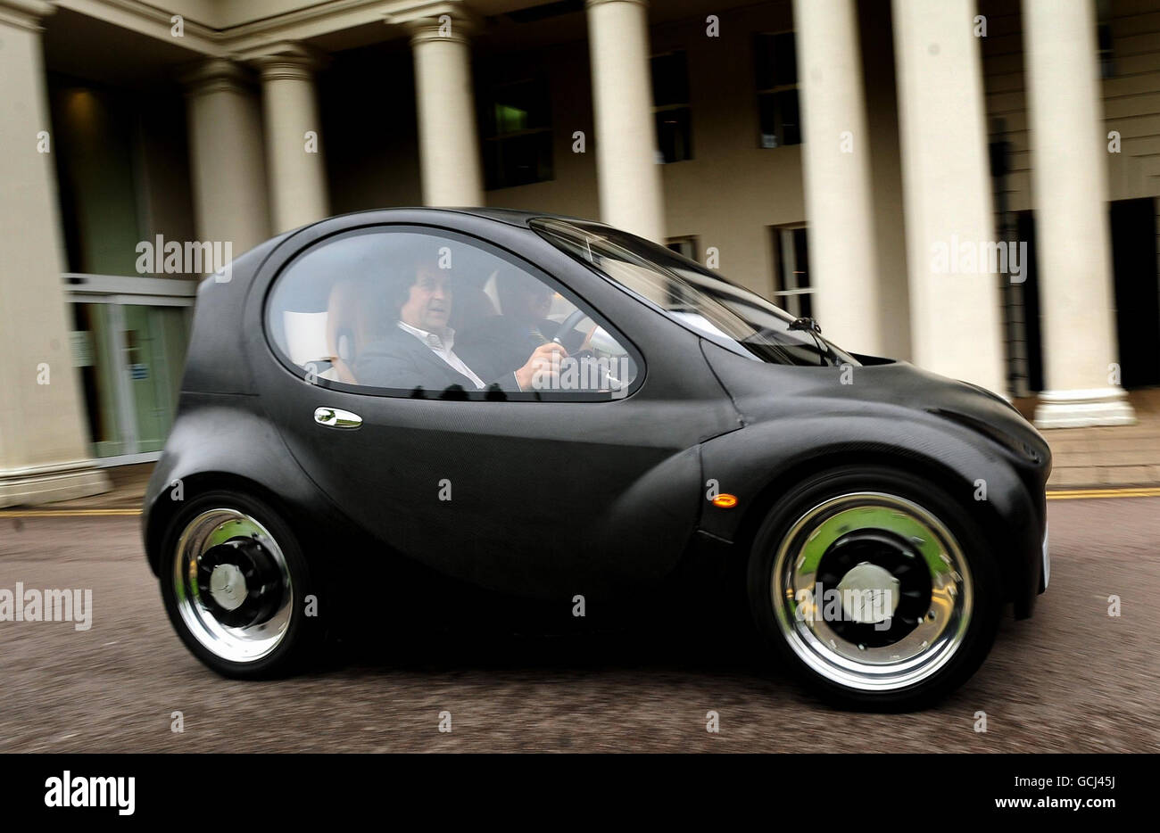 L'inventore Hugo Spowers al volante di un prototipo della Riversemplice idrogeno cella a combustibile auto a De Montfort Hall a Leicester. Foto Stock
