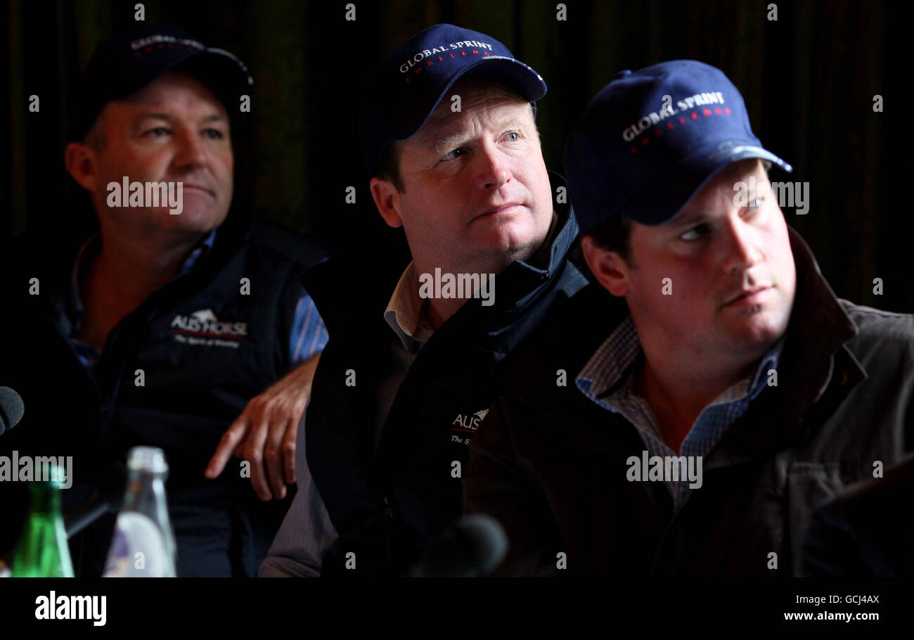 Australian Race Horse Trainer, Gary Portelli (centro) accanto a David Hayes (a sinistra) e Paul Messara durante una conferenza stampa presso le Jockey Rooms presso l'ippodromo di Newmarket. Foto Stock