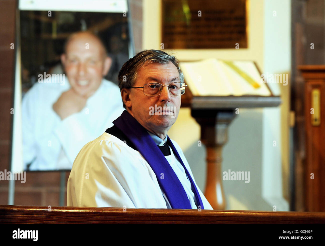 Il reverendo Jonathan Falkner durante i funerali di Garry Purdham, che è stato ucciso mentre lavorava nei campi presso la fattoria del padre - una vittima casuale del rampage di Derrick Bird, alla chiesa di Santa Maria a Gosforth. Foto Stock