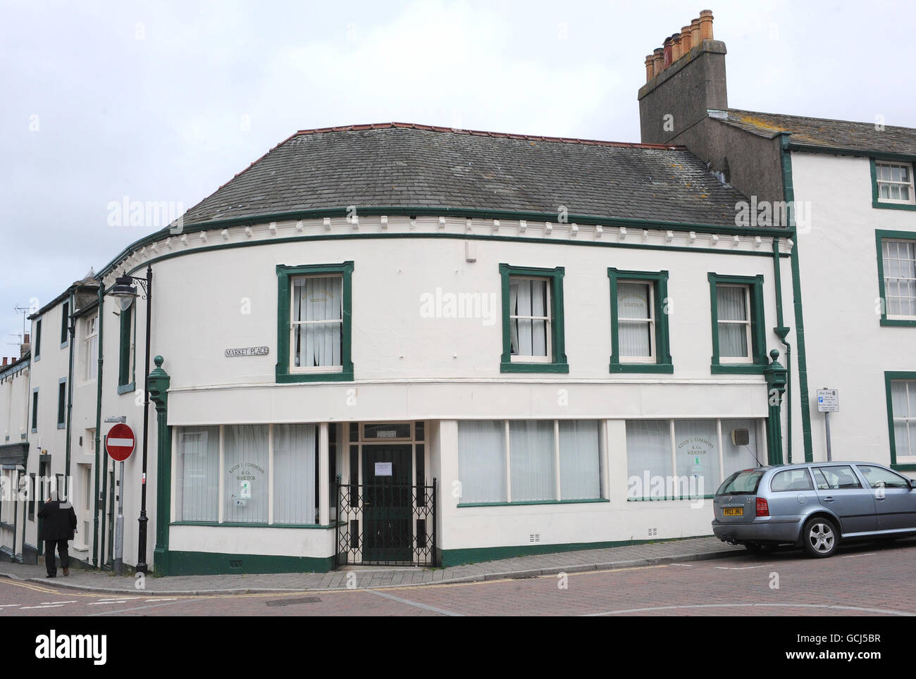 Gli uffici dei Solicitors di Kevin J Commons & Co. Della vittima di sparo Cumbrian Kevin Commons che è chiuso oggi prima del suo servizio funerale alla chiesa di San Giovanni a Workington, Cumbria. Foto Stock