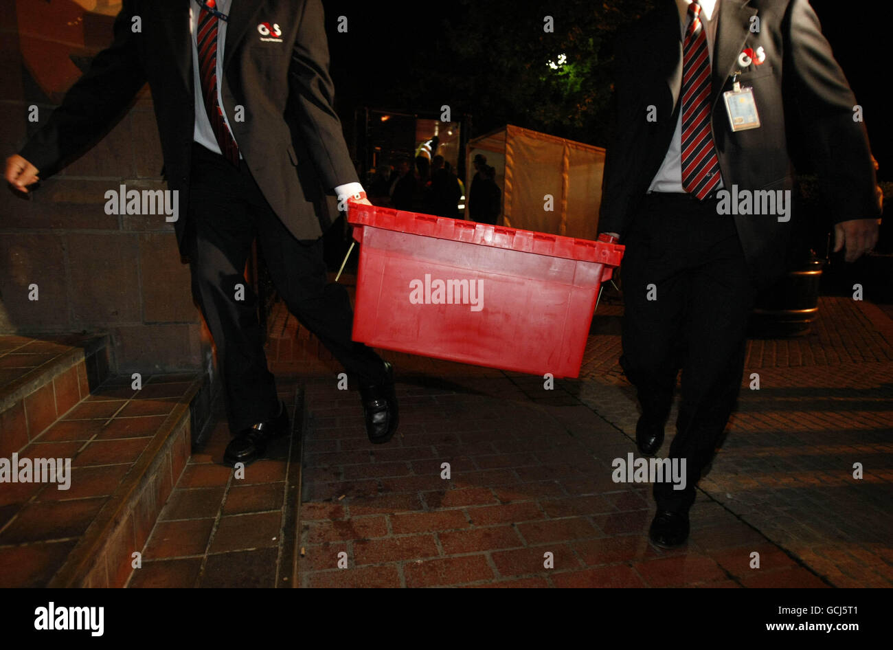 195m rapporto Saville sugli eventi di Bloody Domenica è finalmente consegnato alla Guildhall a Londonderry nelle prime ore di questa mattina, 12 anni dopo l'avvio dell'inchiesta. Foto Stock