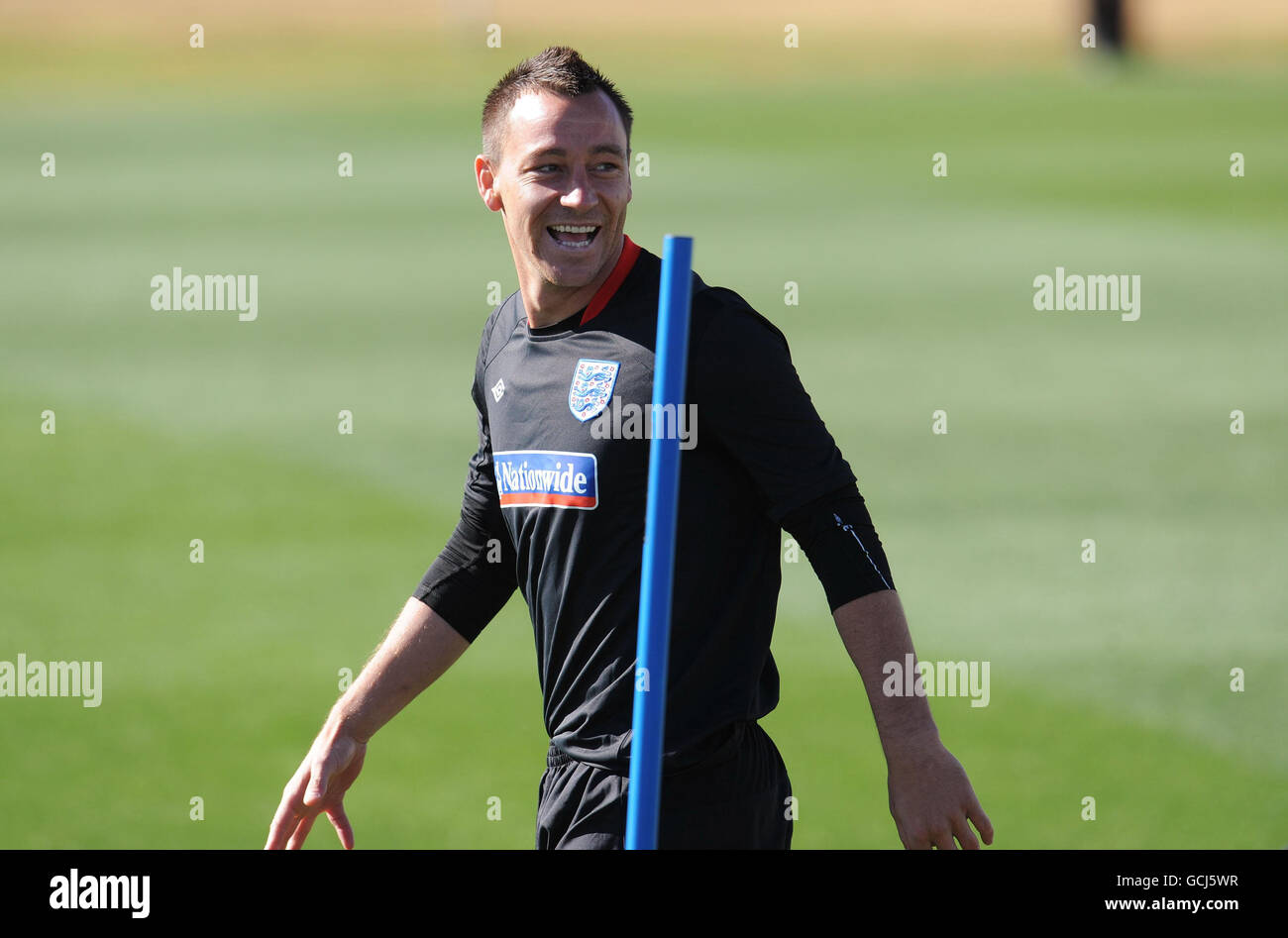 Calcio - Coppa del mondo FIFA Sud Africa 2010 - Gruppo C - Inghilterra / Algeria - Inghilterra formazione - giorno due - Royal Bafokeng Sport .... John Terry sorride in Inghilterra durante la sessione di allenamento al Royal Bafokeng Sports Complex, Rustenburg, Sudafrica. Foto Stock