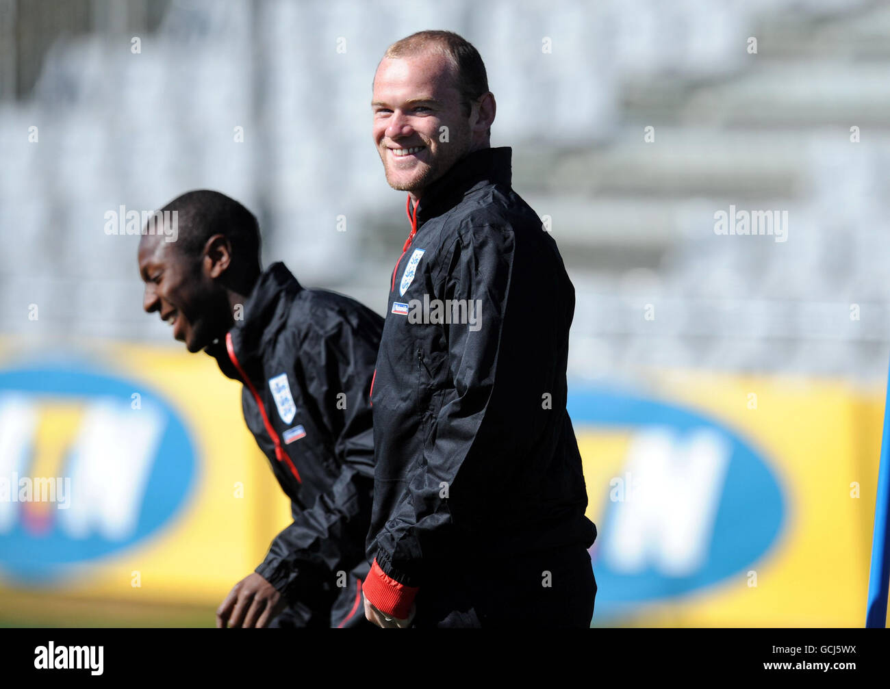 Wayne Rooney in Inghilterra sorride durante la sessione di allenamento al Royal Bafokeng Sports Complex, Rustenburg, Sudafrica. Foto Stock